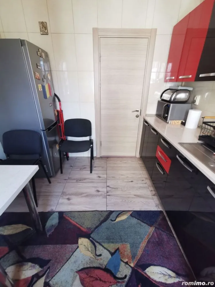 Proprietar , vand apartament , 4 camere cu centrala termica , boxa si loc parcare adp - Vând apartament cu 4 camere , semidecomandat suprafață utilă 81 mp , renovat in totalitate în 2021, bucătărie mare , uși mdf și calorifere aluminiu, et 2 4 , baie cu dus și fereastra de aerisire și wc serviciu, cu centrala termica , boxa la subsolul blocului , loc parcare platit până la sfârșitul anului, semimobilat, bloc curat , vecini civilizați , zona frumoasa cu multă verdeață , liniște , multe parculete pentru copii scoli , grădinițe , piata Străduinței , piața Covasna, farmacii , bănci , supermarket-uri foarte aproape . Apartamentul se afla intre bulevardele Brâncoveanu cu linii de transport RATB 116 , 141 , 216 și Obregia cu 313 și 673 , 3 stații până la metrou piata Sudului . Accept schimb cu casa Popești Leordeni doar în zona veche a orașului sau sector 4, cu diferența unde este cazul. Nu doresc cooperarea cu agentii imobiliari.