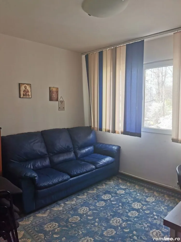 Proprietar , vand apartament , 4 camere cu centrala termica , boxa si loc parcare adp - Vând apartament cu 4 camere , semidecomandat suprafață utilă 81 mp , renovat in totalitate în 2021, bucătărie mare , uși mdf și calorifere aluminiu, et 2 4 , baie cu dus și fereastra de aerisire și wc serviciu, cu centrala termica , boxa la subsolul blocului , loc parcare platit până la sfârșitul anului, semimobilat, bloc curat , vecini civilizați , zona frumoasa cu multă verdeață , liniște , multe parculete pentru copii scoli , grădinițe , piata Străduinței , piața Covasna, farmacii , bănci , supermarket-uri foarte aproape . Apartamentul se afla intre bulevardele Brâncoveanu cu linii de transport RATB 116 , 141 , 216 și Obregia cu 313 și 673 , 3 stații până la metrou piata Sudului . Accept schimb cu casa Popești Leordeni doar în zona veche a orașului sau sector 4, cu diferența unde este cazul. Nu doresc cooperarea cu agentii imobiliari.
