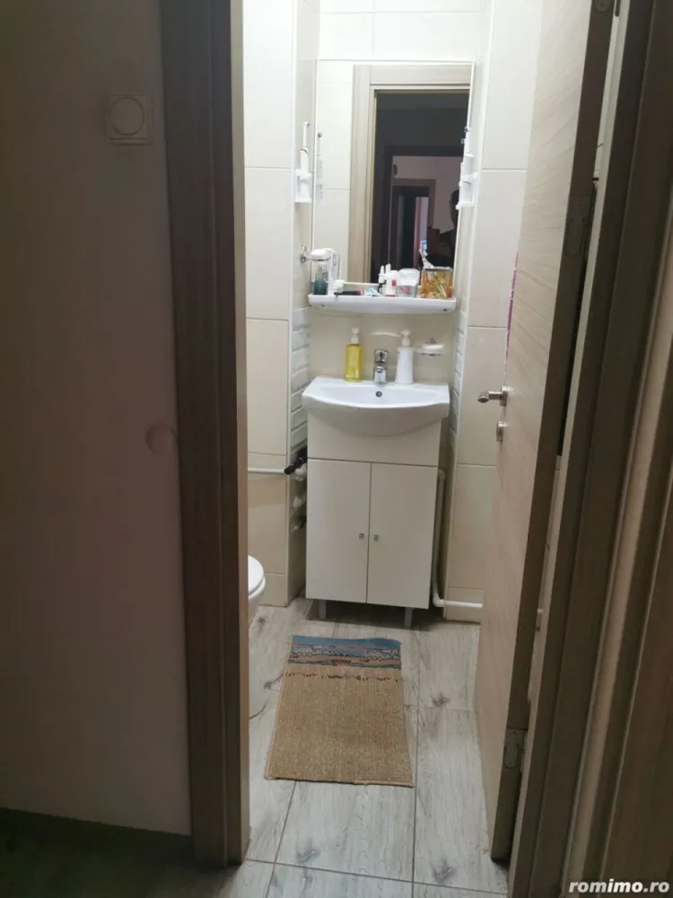 Proprietar , vand apartament , 4 camere cu centrala termica , boxa si loc parcare adp - Vând apartament cu 4 camere , semidecomandat suprafață utilă 81 mp , renovat in totalitate în 2021, bucătărie mare , uși mdf și calorifere aluminiu, et 2 4 , baie cu dus și fereastra de aerisire și wc serviciu, cu centrala termica , boxa la subsolul blocului , loc parcare platit până la sfârșitul anului, semimobilat, bloc curat , vecini civilizați , zona frumoasa cu multă verdeață , liniște , multe parculete pentru copii scoli , grădinițe , piata Străduinței , piața Covasna, farmacii , bănci , supermarket-uri foarte aproape . Apartamentul se afla intre bulevardele Brâncoveanu cu linii de transport RATB 116 , 141 , 216 și Obregia cu 313 și 673 , 3 stații până la metrou piata Sudului . Accept schimb cu casa Popești Leordeni doar în zona veche a orașului sau sector 4, cu diferența unde este cazul. Nu doresc cooperarea cu agentii imobiliari.