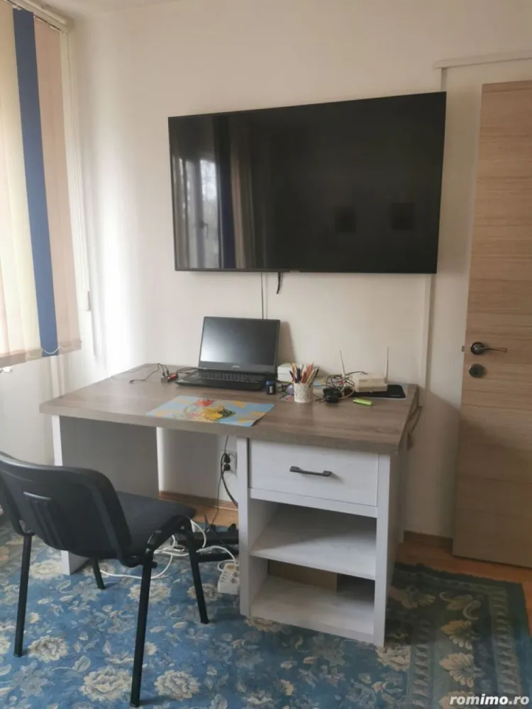 Proprietar , vand apartament , 4 camere cu centrala termica , boxa si loc parcare adp - Vând apartament cu 4 camere , semidecomandat suprafață utilă 81 mp , renovat in totalitate în 2021, bucătărie mare , uși mdf și calorifere aluminiu, et 2 4 , baie cu dus și fereastra de aerisire și wc serviciu, cu centrala termica , boxa la subsolul blocului , loc parcare platit până la sfârșitul anului, semimobilat, bloc curat , vecini civilizați , zona frumoasa cu multă verdeață , liniște , multe parculete pentru copii scoli , grădinițe , piata Străduinței , piața Covasna, farmacii , bănci , supermarket-uri foarte aproape . Apartamentul se afla intre bulevardele Brâncoveanu cu linii de transport RATB 116 , 141 , 216 și Obregia cu 313 și 673 , 3 stații până la metrou piata Sudului . Accept schimb cu casa Popești Leordeni doar în zona veche a orașului sau sector 4, cu diferența unde este cazul. Nu doresc cooperarea cu agentii imobiliari.