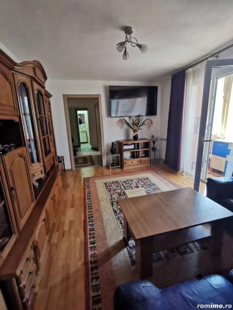 Proprietar , vand apartament , 4 camere cu centrala termica , boxa si loc parcare adp