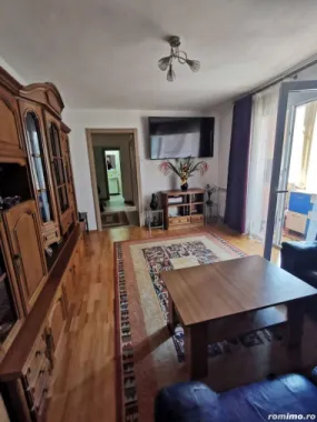 Proprietar , vand apartament , 4 camere cu centrala termica , boxa si loc parcare adp