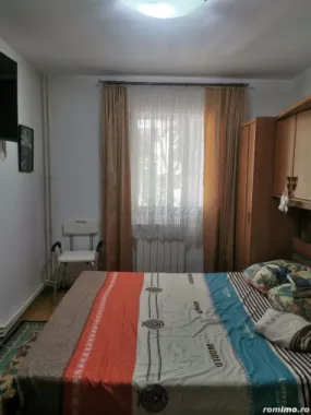 Proprietar , vand apartament , 4 camere cu centrala termica , boxa si loc parcare adp
