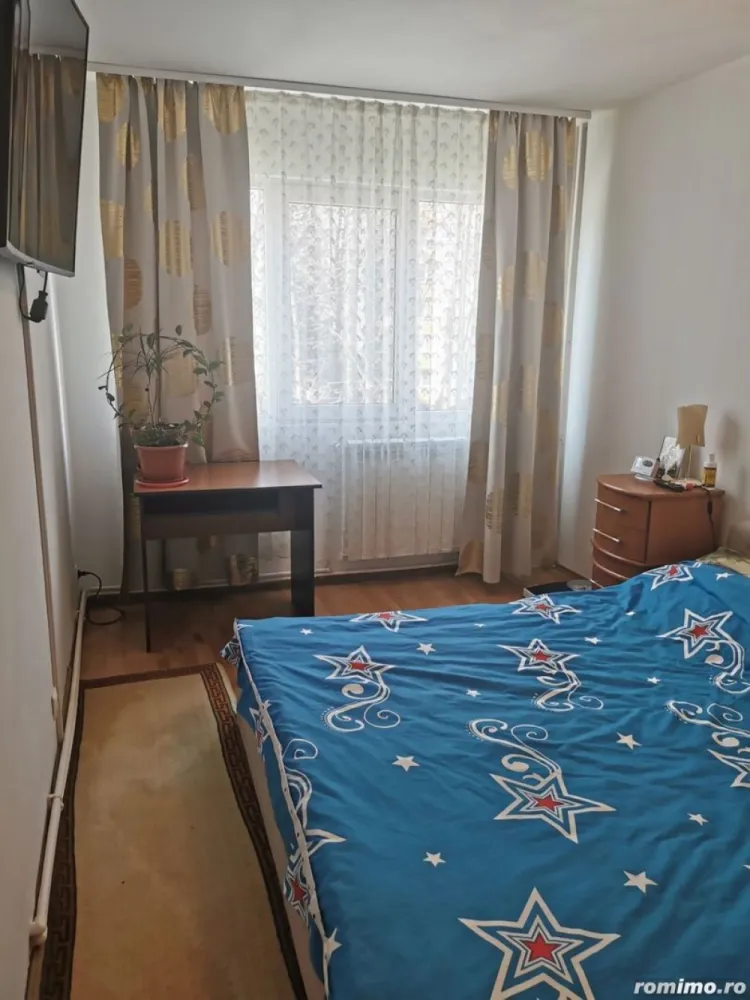 Proprietar , vand apartament , 4 camere cu centrala termica , boxa si loc parcare adp