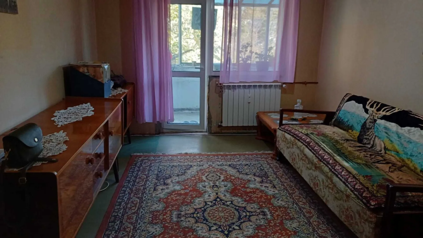 Apartament 4 camere, 2 bai - Gorjului-metrou - DIRECT PROPRIETAR - Apartamentul este semidecomandat, cu o suprafata generoasa de de 79 mp utili la care se mai adauga balconul de 6,6 mp, suprafata totala fiind de 86 mp. Imobilul are in dotare 2 bai cu geam mare, iar in balconul are iesire din 2 camere. Este situat la etajul 4/4, blocul fiind pozitionat in planul doi unde exista multa verdeata si liniste, fara trafic auto intens. Imobilul necesita renovare totala cu exceptia usii de la intrare, a tamplariei de pvc si a radiatoarelor de aluminiu care au fost schimbate. Tamplaria si radiatoarele se afla inca in garantie. Imobilul se preda exact ca in poze, are toate actele la zi pentru vanzare si este liber. Pretul este nogociabil.