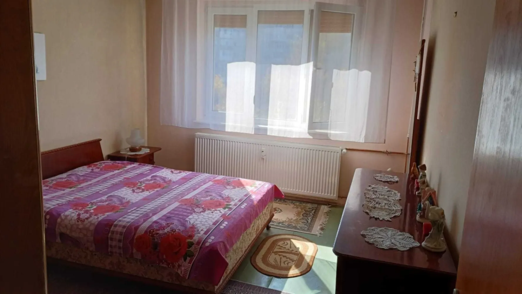 Apartament 4 camere, 2 bai - Gorjului-metrou - DIRECT PROPRIETAR - Apartamentul este semidecomandat, cu o suprafata generoasa de de 79 mp utili la care se mai adauga balconul de 6,6 mp, suprafata totala fiind de 86 mp. Imobilul are in dotare 2 bai cu geam mare, iar in balconul are iesire din 2 camere. Este situat la etajul 4/4, blocul fiind pozitionat in planul doi unde exista multa verdeata si liniste, fara trafic auto intens. Imobilul necesita renovare totala cu exceptia usii de la intrare, a tamplariei de pvc si a radiatoarelor de aluminiu care au fost schimbate. Tamplaria si radiatoarele se afla inca in garantie. Imobilul se preda exact ca in poze, are toate actele la zi pentru vanzare si este liber. Pretul este nogociabil.
