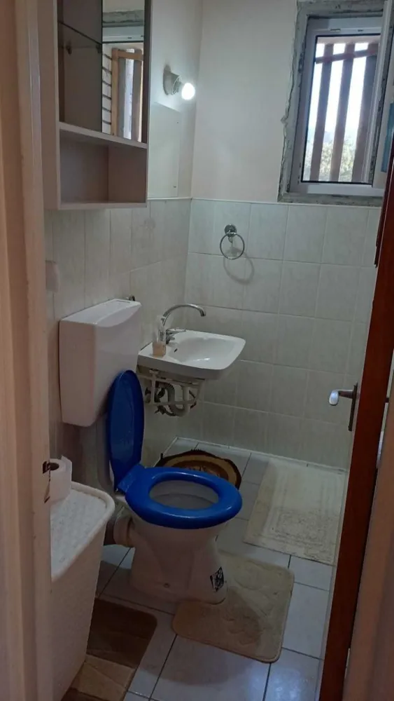 Apartament 4 camere, 2 bai - Gorjului-metrou - DIRECT PROPRIETAR - Apartamentul este semidecomandat, cu o suprafata generoasa de de 79 mp utili la care se mai adauga balconul de 6,6 mp, suprafata totala fiind de 86 mp. Imobilul are in dotare 2 bai cu geam mare, iar in balconul are iesire din 2 camere. Este situat la etajul 4/4, blocul fiind pozitionat in planul doi unde exista multa verdeata si liniste, fara trafic auto intens. Imobilul necesita renovare totala cu exceptia usii de la intrare, a tamplariei de pvc si a radiatoarelor de aluminiu care au fost schimbate. Tamplaria si radiatoarele se afla inca in garantie. Imobilul se preda exact ca in poze, are toate actele la zi pentru vanzare si este liber. Pretul este nogociabil.