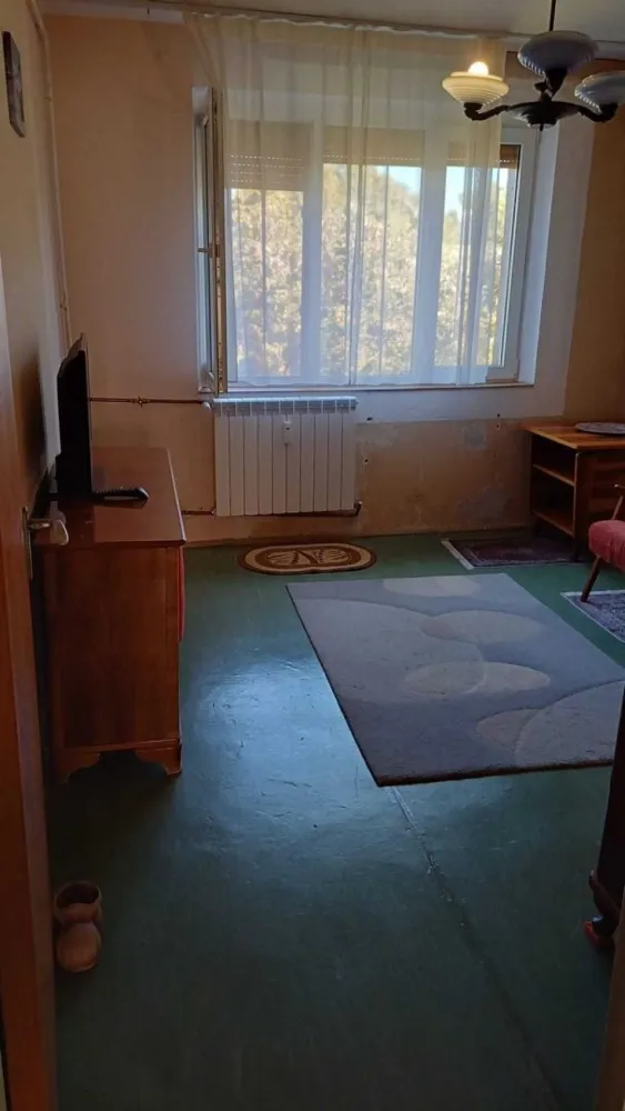 Apartament 4 camere, 2 bai - Gorjului-metrou - DIRECT PROPRIETAR - Apartamentul este semidecomandat, cu o suprafata generoasa de de 79 mp utili la care se mai adauga balconul de 6,6 mp, suprafata totala fiind de 86 mp. Imobilul are in dotare 2 bai cu geam mare, iar in balconul are iesire din 2 camere. Este situat la etajul 4/4, blocul fiind pozitionat in planul doi unde exista multa verdeata si liniste, fara trafic auto intens. Imobilul necesita renovare totala cu exceptia usii de la intrare, a tamplariei de pvc si a radiatoarelor de aluminiu care au fost schimbate. Tamplaria si radiatoarele se afla inca in garantie. Imobilul se preda exact ca in poze, are toate actele la zi pentru vanzare si este liber. Pretul este nogociabil.