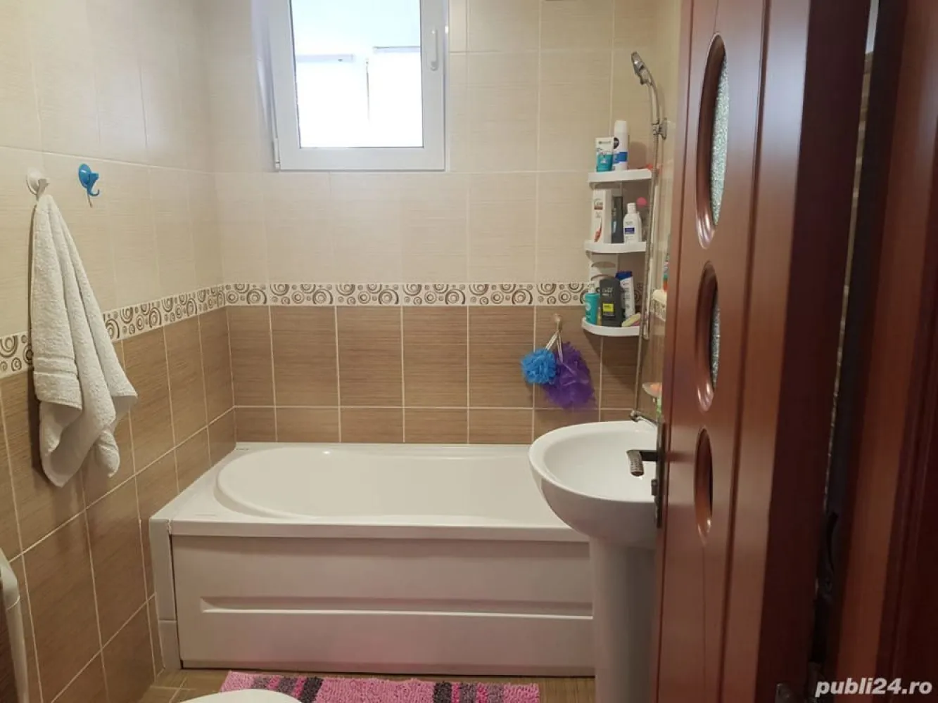 Proprietar vind apartament 4 camere sector 2 București - Este un apartament spațios cu 4 camere confort 1 și are centrală proprie. Este situat în sectorul 2 al Bucureștiului, pe Șoseaua Dobroești. Beneficiază de o locație convenabilă, fiind aproape de mijloacele de transport în comun precum autobuzul 455 care are capat la grua de metrou Costin Georgian, autobuzul 253, tramvaiul 55, autobuzul 104 și nu numai. Zona beneficiaza de numeroase facilități, precum magazine (Lidl, Kaufland, Penny, Cora Panteliomn,Mega Mall, Piața Delfinului, toata la mai putin de 5 minute de mers cu masina) restaurante și parcuri(Parcul Florilor, Parcul Morarilor). În apropierea apartamentului se află mai multe școli și grădinițe, cum ar fi Școala Gimnazială nr. 97, Grădinița nr. 205, Grădinița nr. 206 și multe altele. De asemenea, strada iese direct în Șoseaua Fundeni. Apartamentul se afla intr-un cartier rezidențial cu paza. Apartamentul se vinde mobilat, fără electrice și electrocasnice