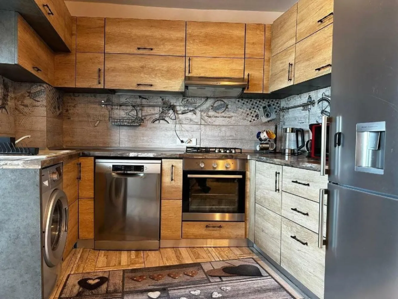 Proprietar: ap 4 cam, 110mp, Bdul Unirii 55, pozitie excelenta - Proprietar ofer spre vanzare apartament 4 cam, Bdul Unirii 55, exact langa Hotel Union Plaza, etaj 7 din 8, vedere excenlenta pe ambele parti ale blocului. An constructie 1995, suprafata 110mp, 2 balcoane unul inchis pe spate si altul deschis spre bulevard, aer conditionat in toate camerele, renovat lux, termopane tripan maro. Se da cu mobilierul de baie si bucatarie inclus in pret si la cerere se poate vinde si restul mobilierului.