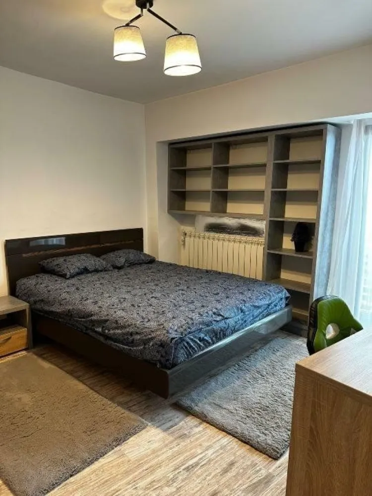 Proprietar: ap 4 cam, 110mp, Bdul Unirii 55, pozitie excelenta - Proprietar ofer spre vanzare apartament 4 cam, Bdul Unirii 55, exact langa Hotel Union Plaza, etaj 7 din 8, vedere excenlenta pe ambele parti ale blocului. An constructie 1995, suprafata 110mp, 2 balcoane unul inchis pe spate si altul deschis spre bulevard, aer conditionat in toate camerele, renovat lux, termopane tripan maro. Se da cu mobilierul de baie si bucatarie inclus in pret si la cerere se poate vinde si restul mobilierului.