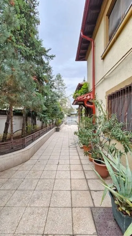 Casa individuala (singur in curte), zona centrala - Vând casă situată in apropierea centrului orasului (Strada Tepes Voda), intr-o zona linistita, cu acces facil catre toate zonele. Imobilul este format din doua corpuri de locuit. Casa din fata (cea mai mare) este dispusa pe subsol, parter si etaj. Parterul are o suprafata utila de 108.4mp, o terasa de 10.6mp si o scara de 2.1mp. Etajul are o suprafata de 34.2mp si un pod de aproximativ 74mp. Subsolul are 23.6mp si o scara de 2.4mp. Corpul 2 se afla situat doar pe parter si are o suprafata de 72.3mp. Constructia dateaza din 1970 si a fost renovata in 2010 (inclusiv instalatii electrice si sanitare) Imobilul beneficiaza de o curte spaţioasă, cu grădină amenajată şi loc pentru relaxare. Casa este primitoare şi spaţioasă, fiind ideală pentru una sau 2 familii.