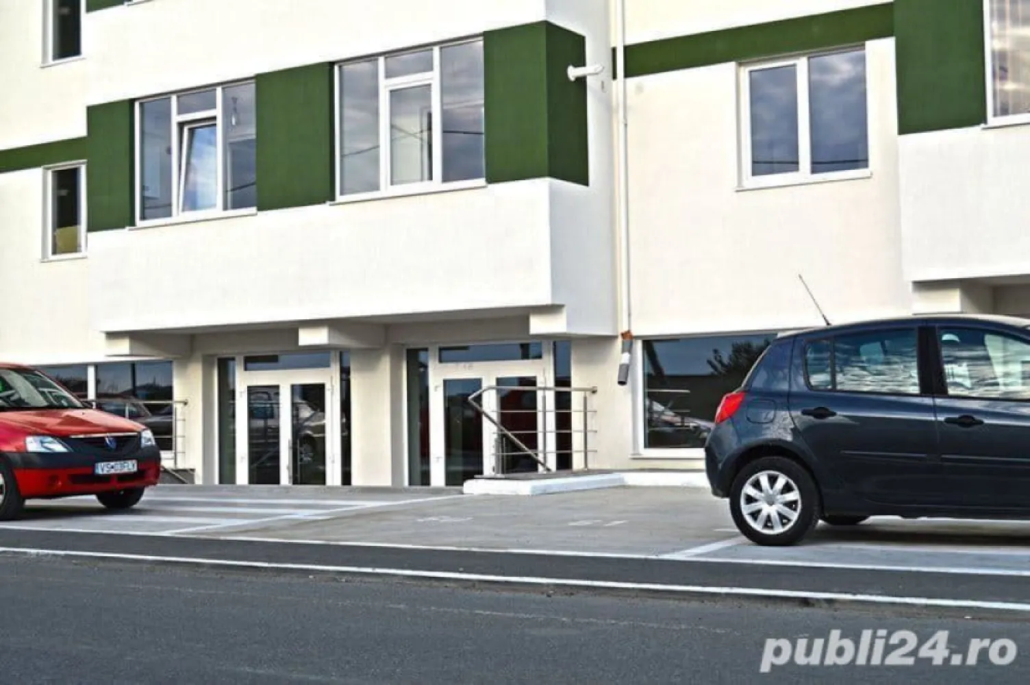 Ofer spre vanzare Spatiu Comercial 170mp + 70mp Parcare - Vand spatiu comercial 240 m (170 m utili + 70m parcare) Spatiul este dimensionat 13,5m * 12,5m -Spatiul contine : Granit , tavan fals , grup sanitar , contorizat individual lumina-gaze inclusiv 380V - Fata in fata cu statia de STB. - 5 locuri de parcare Strada Tineretului 58 Militari Residence Detalii extra: telefon