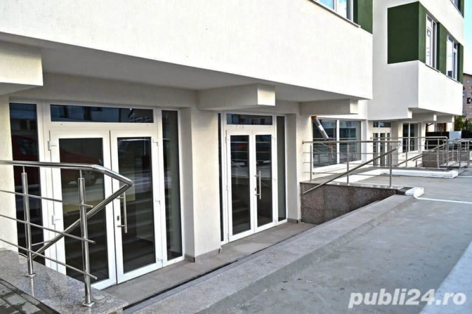 Ofer spre vanzare Spatiu Comercial 170mp + 70mp Parcare - Vand spatiu comercial 240 m (170 m utili + 70m parcare) Spatiul este dimensionat 13,5m * 12,5m -Spatiul contine : Granit , tavan fals , grup sanitar , contorizat individual lumina-gaze inclusiv 380V - Fata in fata cu statia de STB. - 5 locuri de parcare Strada Tineretului 58 Militari Residence Detalii extra: telefon