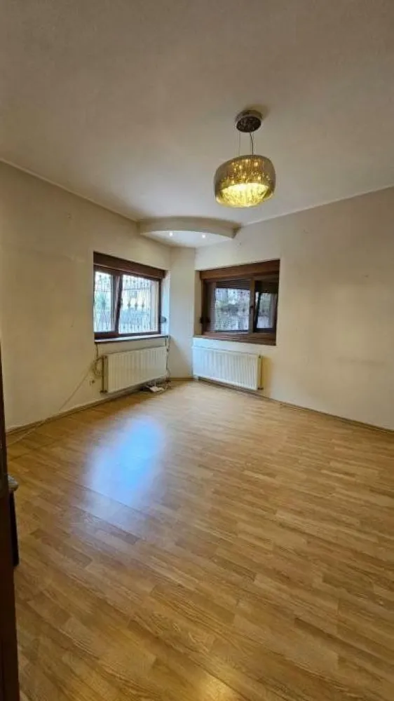 Casa individuala (singur in curte), zona centrala - Vând casă situată in apropierea centrului orasului (Strada Tepes Voda), intr-o zona linistita, cu acces facil catre toate zonele. Imobilul este format din doua corpuri de locuit. Casa din fata (cea mai mare) este dispusa pe subsol, parter si etaj. Parterul are o suprafata utila de 108.4mp, o terasa de 10.6mp si o scara de 2.1mp. Etajul are o suprafata de 34.2mp si un pod de aproximativ 74mp. Subsolul are 23.6mp si o scara de 2.4mp. Corpul 2 se afla situat doar pe parter si are o suprafata de 72.3mp. Constructia dateaza din 1970 si a fost renovata in 2010 (inclusiv instalatii electrice si sanitare) Imobilul beneficiaza de o curte spaţioasă, cu grădină amenajată şi loc pentru relaxare. Casa este primitoare şi spaţioasă, fiind ideală pentru una sau 2 familii.