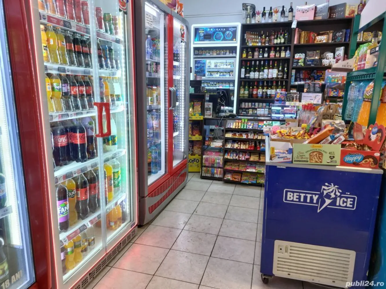 Vand Magazin Alimentar - Vand Magazin Alimentar cu sau fara societate, neplatitor de TVA. Spatiul este inchiriat. Acesta se afla la parterul unui bloc cu 10 etaje, intr-o zona foarte buna, la bulevard, cu vad, vis-a-vis de metrou Dristor, Sector 3. Spatiul dispune de 45mp si este dotat cu toate cele necesare pentru a porni din start afacerea: - frigidere de bere, apa, sucuri (2 frigidere Coca Cola nefiind personale) - vitrina frigorifica (mezeluri, lactate) - rafturi wenge pal - tejghea wenge + POS cu gestiune Sedona si imprimanta, plata POS (card) - aere conditionate *Separat gestiune de tigari cu POS si casa de marcat (nu mai aveti grija tigarilor!) **Se vinde cu tot cu stoc de marfa. Spatiul a fost renovat la sfarsitul anului trecut: zugravit, montat gresie Daca doriti sa vizionati spatiul, va rog sa sunati la numarul afisat pentru a stabili o intalnire. Multumesc!