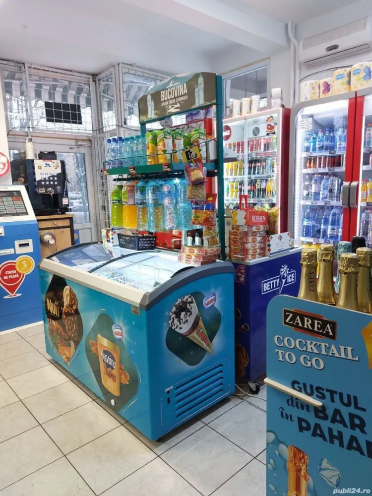 Vand Magazin Alimentar - Vand Magazin Alimentar cu sau fara societate, neplatitor de TVA. Spatiul este inchiriat. Acesta se afla la parterul unui bloc cu 10 etaje, intr-o zona foarte buna, la bulevard, cu vad, vis-a-vis de metrou Dristor, Sector 3. Spatiul dispune de 45mp si este dotat cu toate cele necesare pentru a porni din start afacerea: - frigidere de bere, apa, sucuri (2 frigidere Coca Cola nefiind personale) - vitrina frigorifica (mezeluri, lactate) - rafturi wenge pal - tejghea wenge + POS cu gestiune Sedona si imprimanta, plata POS (card) - aere conditionate *Separat gestiune de tigari cu POS si casa de marcat (nu mai aveti grija tigarilor!) **Se vinde cu tot cu stoc de marfa. Spatiul a fost renovat la sfarsitul anului trecut: zugravit, montat gresie Daca doriti sa vizionati spatiul, va rog sa sunati la numarul afisat pentru a stabili o intalnire. Multumesc!