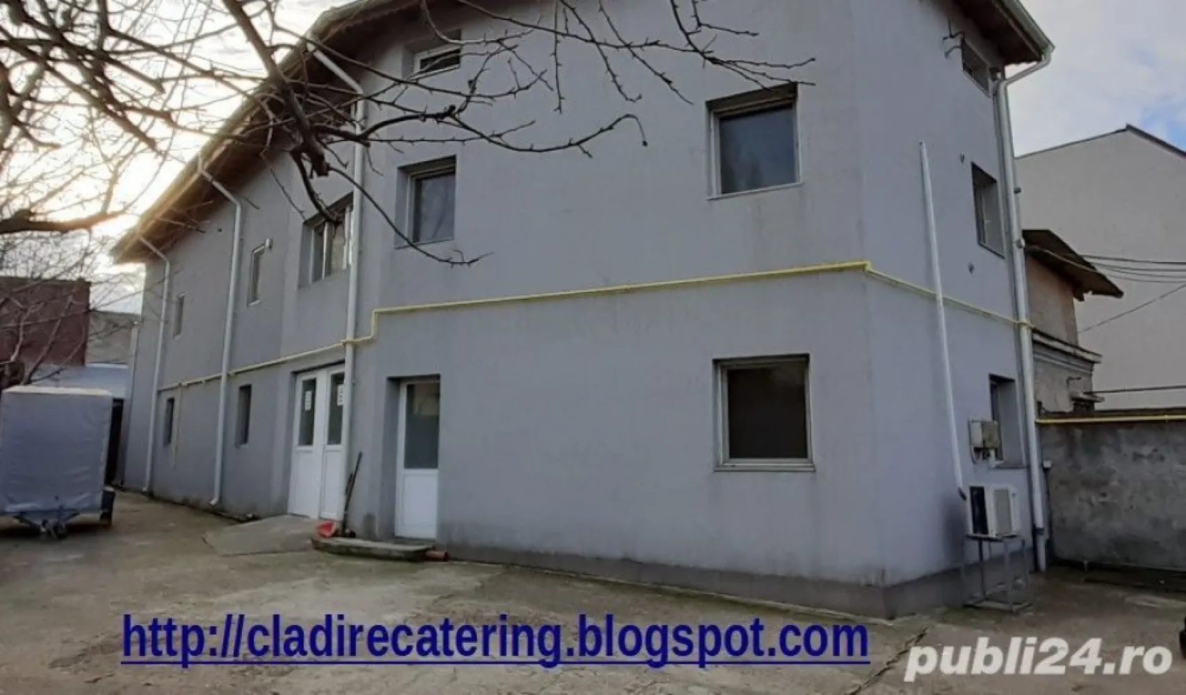 vanzare cladire catering laborator cofetarie bucatarie - Proprietarul va propune spre vanzare o cladire multifunctionala de 465 mp, în apropriere de stadionul Giulesti. Edificata in anul 2006 cu simt de raspundere, nu pentru a fi vanduta, regimul de inaltime P+1E+M, pe teren in suprafata de 403 mp, deschidere la strada de 14 m amprenta la sol de 155 mp, curte betonata in suprafata de 200 mp. Locația este pretabila pentru bucătăria catering, laborator cofetarie, service echipamente, birouri, magazin online, etc. Compartimentare interioara: La parter : Recepție, vestiare personal, baie, grup sanitar, spatii de producție depozitare La etaj 1: Birou, bucătărie, baie, spatii de producție depozitare camera frigorifica La etaj 2 : Dormitoare, baie, spatii tehnice, Anexa : Spațiu tehnic depozitare grup sanitar Total : 493 mp Dotari cladire: tensiune 220V -380V, canal-apa, gaze, fibra optica , sistem de supraveghere, incalzire centralizata cu doua centrale și boiler cu acumulare de 120 l, aer condiționat , rafturi marfa, separator grăsimi, lift marfa, camera congelare 50 mc, instalatie frigorifica pentru camera frigorifica suplimentara , hote cu tubulatura exterioara, 4 cai de acces, etc. Sistem constructiv: Cadre de beton armat zidarie caramida Porotherm și structura metalica termoizolatie 10 cm polistiren . Sarpanta de Lindab cu ferestre Velux. Tamplarie pvc cu geam termopan. Placari interioare cu Rigips . Pardoseala epoxi, gresie, parchet. Curtea proprietatii are 220 mp, poarta acces de 6 m , pot fi parcate 3 auto în curte și 3 la strada. Avantaje: Accesul rapid la locatie din orice parte a orasului Bucuresti, pentru angajati, colaboratori, clienti, cu mijloacele de transport in comun. Spatiul este multifunctional, avand toate facilitatile desfasurarii unei activitati complete, inclusiv birouri sau locuinta la etaj si spatiu productie la parter.  Vecinatati: Stadionul Giulesti (600m), Podul Grant (850m), Pasajul Basarab (400m), Metrou Crangasi (950m) Tramvai 11, 44 (200m) Tramvai 41 Autobuz 162,163,178 (900m) etc.