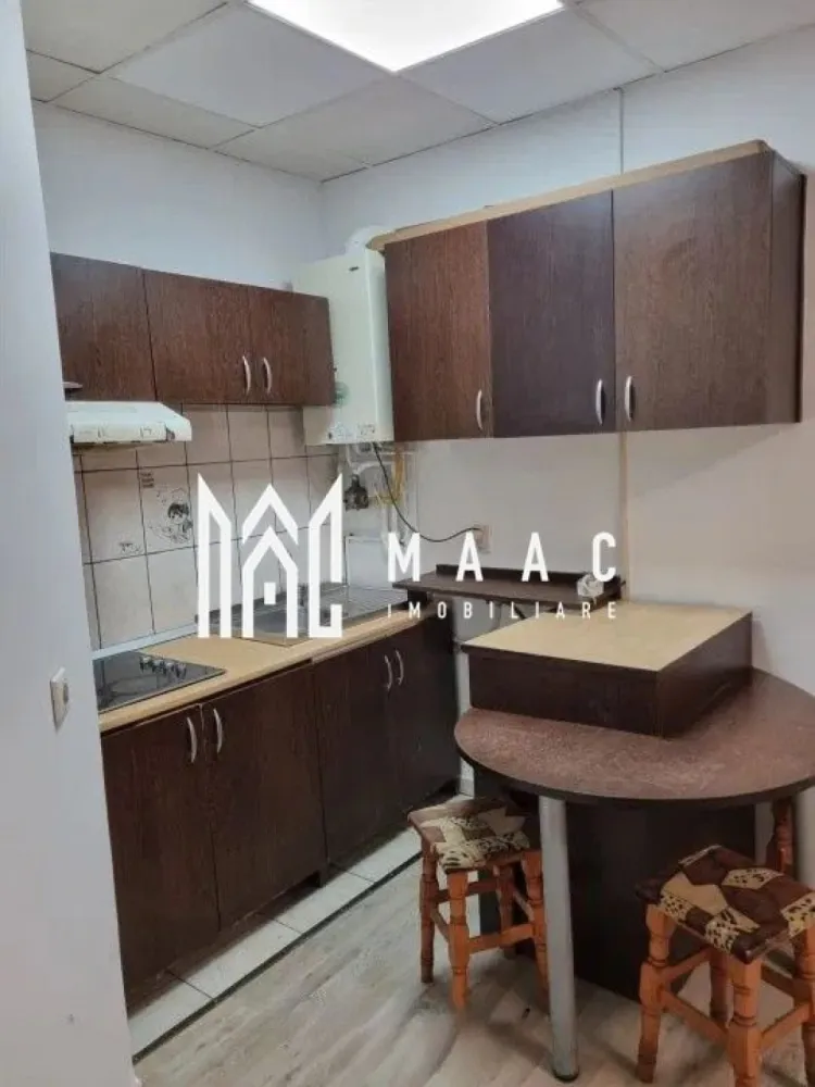 Garsonieră | Parter | Posibilitate de extindere | Ștefan cel Mare - Maac Imobiliare prezintă spre vânzare o garsonieră situată pe strada Ștefan cel Mare, în cartierul Broscărie din Sibiu, amplasată într-o construcție edificată după anul 2000. Proprietatea se află la parter și dispune de o suprafață utilă de aproximativ 22 mp. Un avantaj major îl constituie posibilitatea reală de extindere, existând spațiu și structură pentru construirea unei camere suplimentare la etaj, chiar și a unei băi — aspect ce transformă această ofertă într-o excelentă oportunitate de investiție, fie pentru locuire proprie, fie pentru închiriere. Puncte forte: Construcție după anul 2000 Zonă liniștită, cu acces facil către mijloace de transport și magazine Parter – ideal pentru locuire sau activitate comercială Posibilitate de extindere Proprietatea este în prezent închiriată cu suma de 250 euro/lună, cu posibilitate de preluare a chiriașului, oferind astfel un randament imediat pentru investitori. Deși necesită unele îmbunătățiri, potențialul este uriaș, iar zona se află într-o continuă dezvoltare. Pentru mai multe informații și programări la vizionare, vă rugăm să menționați ID anunț: CP2778209. }}