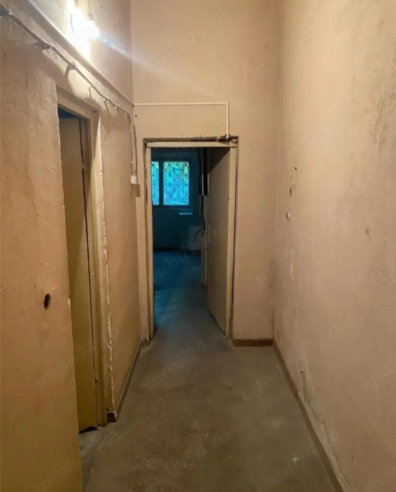 închiriere vanzare spațiu comercial caut asociat - Închiriere vanzare spațiu comercial cu o suprafață utila de 83 m2, înălțime 4 m. Vecinătăți: 7min Mall Plaza România, 5min metrou Romancierilor. Avantaje: Intrare spate cu parcare pentru aprovizionare, stradal, vad pietonal intens. Include :grupuri sanitare, birou, vestiar, spatii cu alimentare 380 220V. Racordat la utilități. Închiriere vanzade sau Asociere Caut Asociat, detalii telefon. Adresa: Bl Timișoara, nr. 69,București