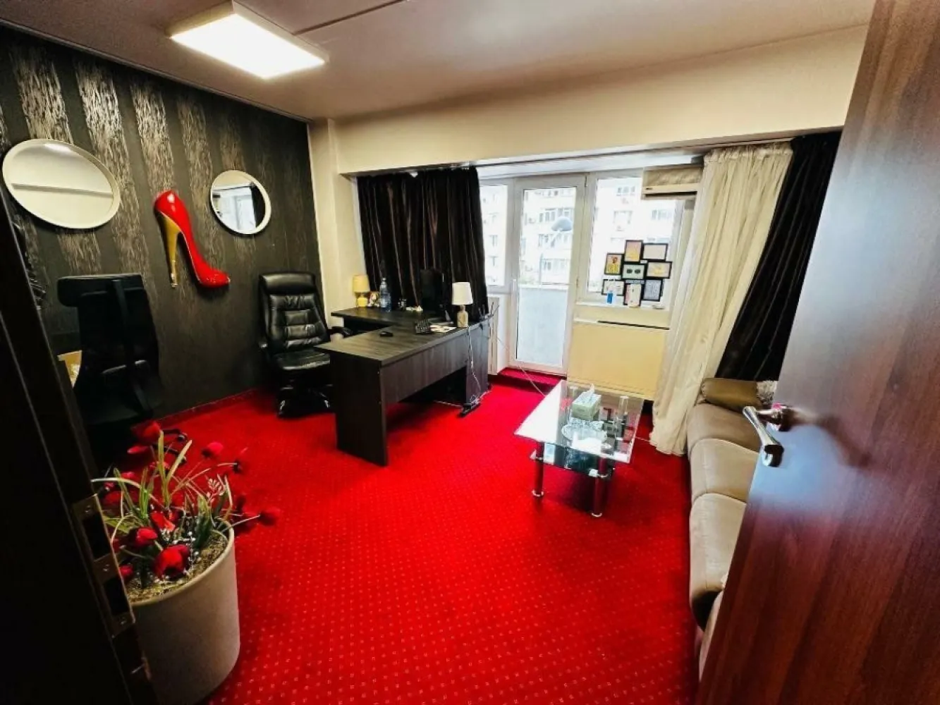 Studio videochat de vanzare/inchiriere in Bucuresti-ultracentral, Piata Victorie - Studio de videochat de vanzare / inchiriere in Bucuresti, ultracentral, Piata Victoriei. 701 mp, 15 camere amenajate lux, cu echipamente de ultima generatie, make-up, shower show, bucatarie, relaxare, birouri, meeting, tot pregatit la cheie si dotat. Se poate deschide activitatea imediat. Optiuni disponibile: 1. cumparare dotari si echimentele 100.000 eur + chirie 7.000 eur lunar 2. cumparare imobil cu tot cu dotari si echimpamente - 1.200.000 eur