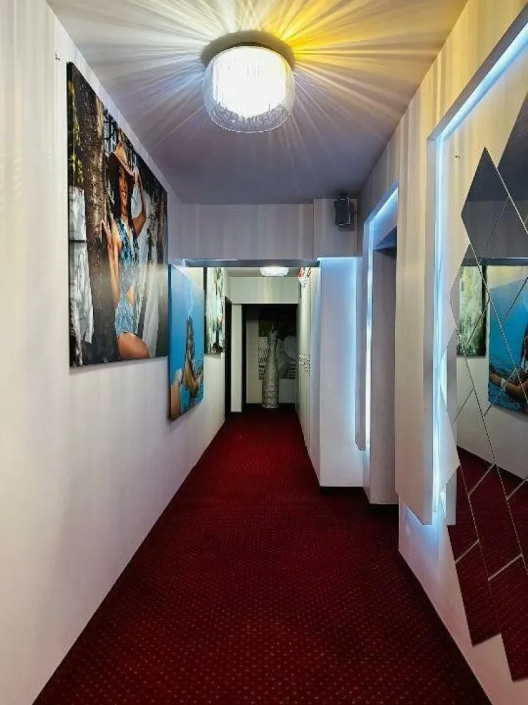Studio videochat de vanzare/inchiriere in Bucuresti-ultracentral, Piata Victorie - Studio de videochat de vanzare / inchiriere in Bucuresti, ultracentral, Piata Victoriei. 701 mp, 15 camere amenajate lux, cu echipamente de ultima generatie, make-up, shower show, bucatarie, relaxare, birouri, meeting, tot pregatit la cheie si dotat. Se poate deschide activitatea imediat. Optiuni disponibile: 1. cumparare dotari si echimentele 100.000 eur + chirie 7.000 eur lunar 2. cumparare imobil cu tot cu dotari si echimpamente - 1.200.000 eur