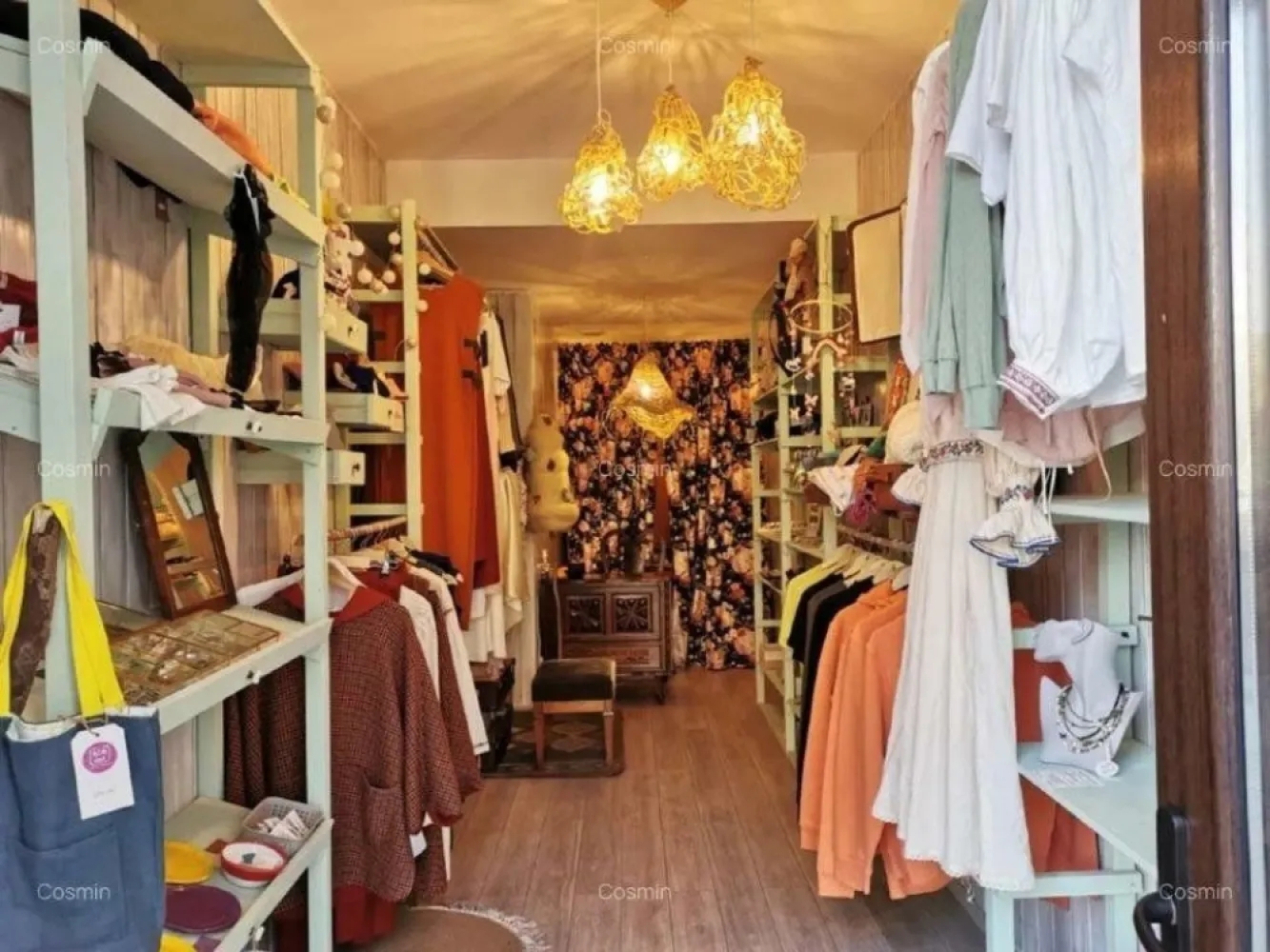 Spatiu Comercial Armeneasca - Carol I - Proprietar vand doua spatii comerciale unu langa altul pe Bulevarul Carol 1, nr. 46 Spatiu 1: 19 mp utili - 87 000 euro Spatiu 2: 21 mp utili - 87 000 euro Oferta pentru ambele spatii cumparate impreuna - 169 000 euro Spatiile sunt inchiriate cu 600 de euro pe luna fiecare, retabilitate aprox 8% Dotari: Apa Curent/contor individual Aer Conditionat Grup sanitar Cladirea nu are risc seismic.