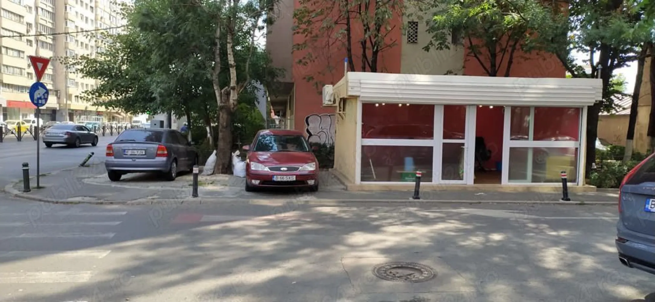 Vand constructie,spatiu,Mihai Bravu ,stradal,24mp,renovat total,12900 e - ...URGENT,,stradal , langa trotuar pietonal , constructie renovata interior exterior, pretabil spatiu comercial , (birou) ,reparatii gsm , biciclete , trotinete , instalatori , electricieni , haine , piese auto, etc , Soseaua Mihai Bravu nr.42 , constructie mobila -propietate,, 24mp,RENOVAT complet ,fatada de termopan 6m , cu 2 usi termopan ,,situat i.ntre bucur obor si ferdinand, .12900e...teren adp,constructia propietate mobila,se plateste impozit la circa financiara de 6000 -13000 ron an ( teren + constructie ),(in functie de ce deschizi,= exista o grila standard, CU TARIFE LA CIRCA FINANCIARA, ) dispune de curent,. ..apa+canal,nu are, ..insa, se poate racorda. .,autorizatia de constructie + constructia . din 1993, are autorizatie de 6 stalpi pe trotuar emisa de primaria capitalei.,si langa 2 parculete,care cred ca se pot lua in concesiune..,detalii doar la TELEFON,este achitat pe tot anul 2024