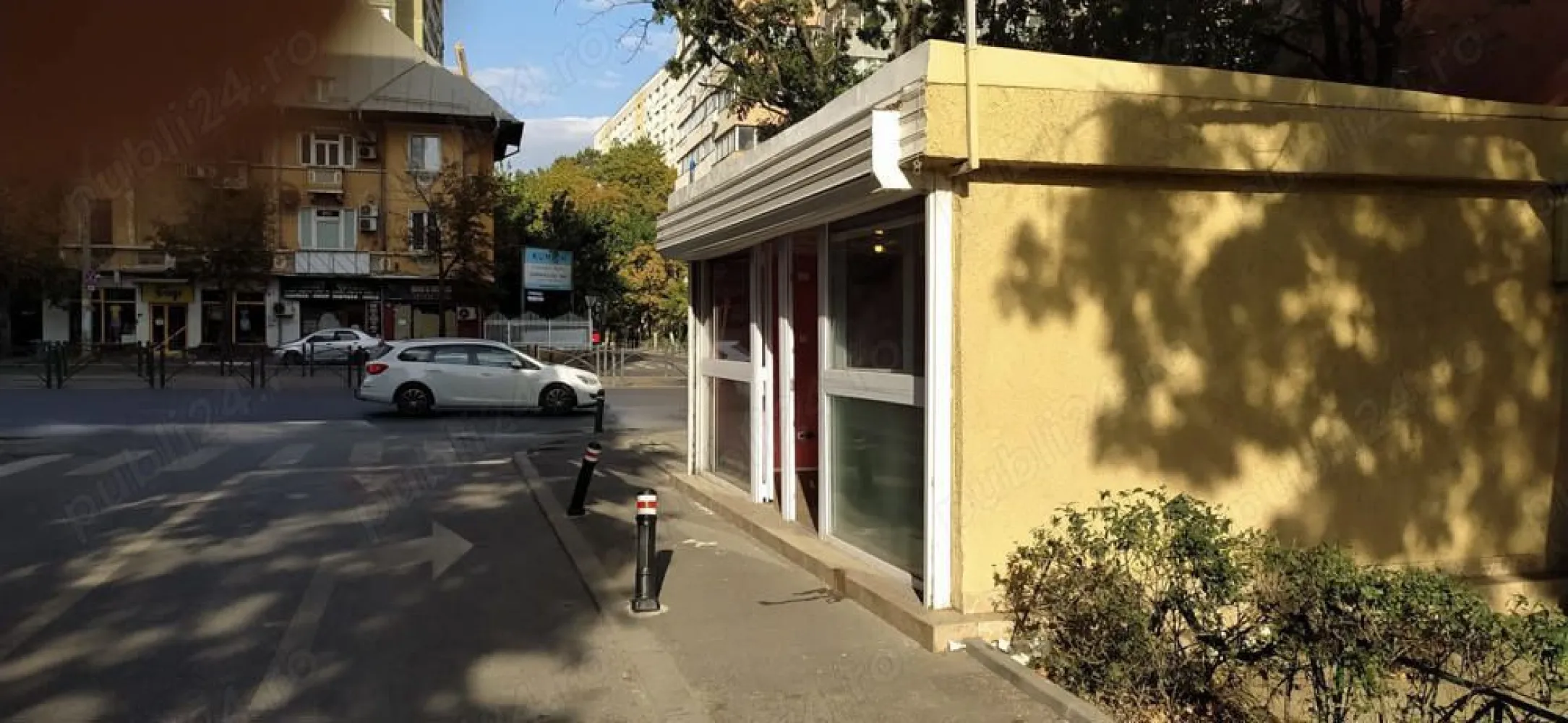 Vand constructie,spatiu,Mihai Bravu ,stradal,24mp,renovat total,12900 e - ...URGENT,,stradal , langa trotuar pietonal , constructie renovata interior exterior, pretabil spatiu comercial , (birou) ,reparatii gsm , biciclete , trotinete , instalatori , electricieni , haine , piese auto, etc , Soseaua Mihai Bravu nr.42 , constructie mobila -propietate,, 24mp,RENOVAT complet ,fatada de termopan 6m , cu 2 usi termopan ,,situat i.ntre bucur obor si ferdinand, .12900e...teren adp,constructia propietate mobila,se plateste impozit la circa financiara de 6000 -13000 ron an ( teren + constructie ),(in functie de ce deschizi,= exista o grila standard, CU TARIFE LA CIRCA FINANCIARA, ) dispune de curent,. ..apa+canal,nu are, ..insa, se poate racorda. .,autorizatia de constructie + constructia . din 1993, are autorizatie de 6 stalpi pe trotuar emisa de primaria capitalei.,si langa 2 parculete,care cred ca se pot lua in concesiune..,detalii doar la TELEFON,este achitat pe tot anul 2024