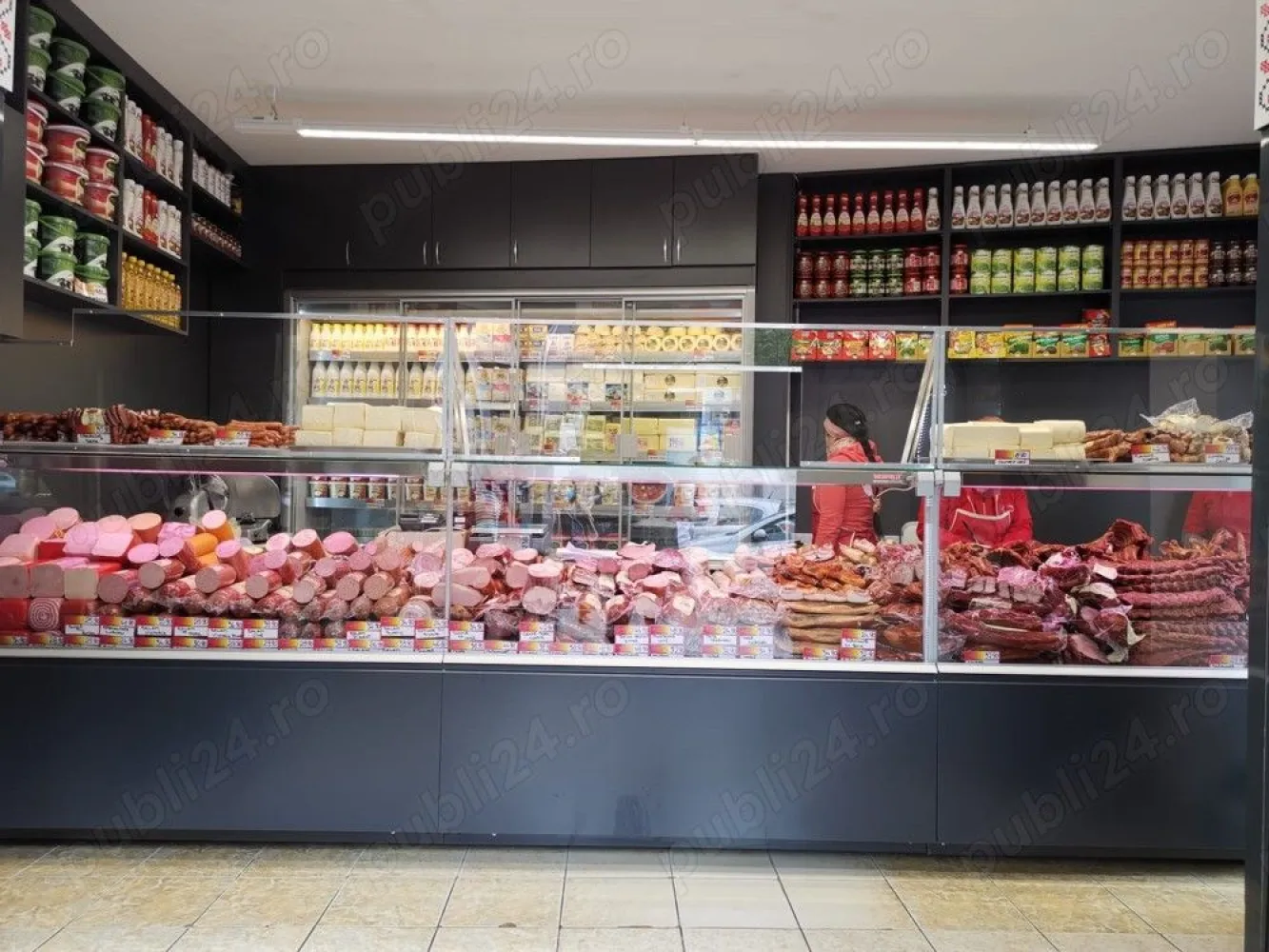 Preluare afacere - Magazin alimentar - Spatiu comercial in incinta Piata Gorjului, 24mp, autorizat DSV pentru magazin alimentar. Spatiul se preaia complet utilat, cu utilaje noi, 3 vitrine verticale pentru mezuluri si lactate, o vitrine orizontale (4m). Magazinul are vad format in aproximativ 15 ani in acelasi domeniu de activitate.