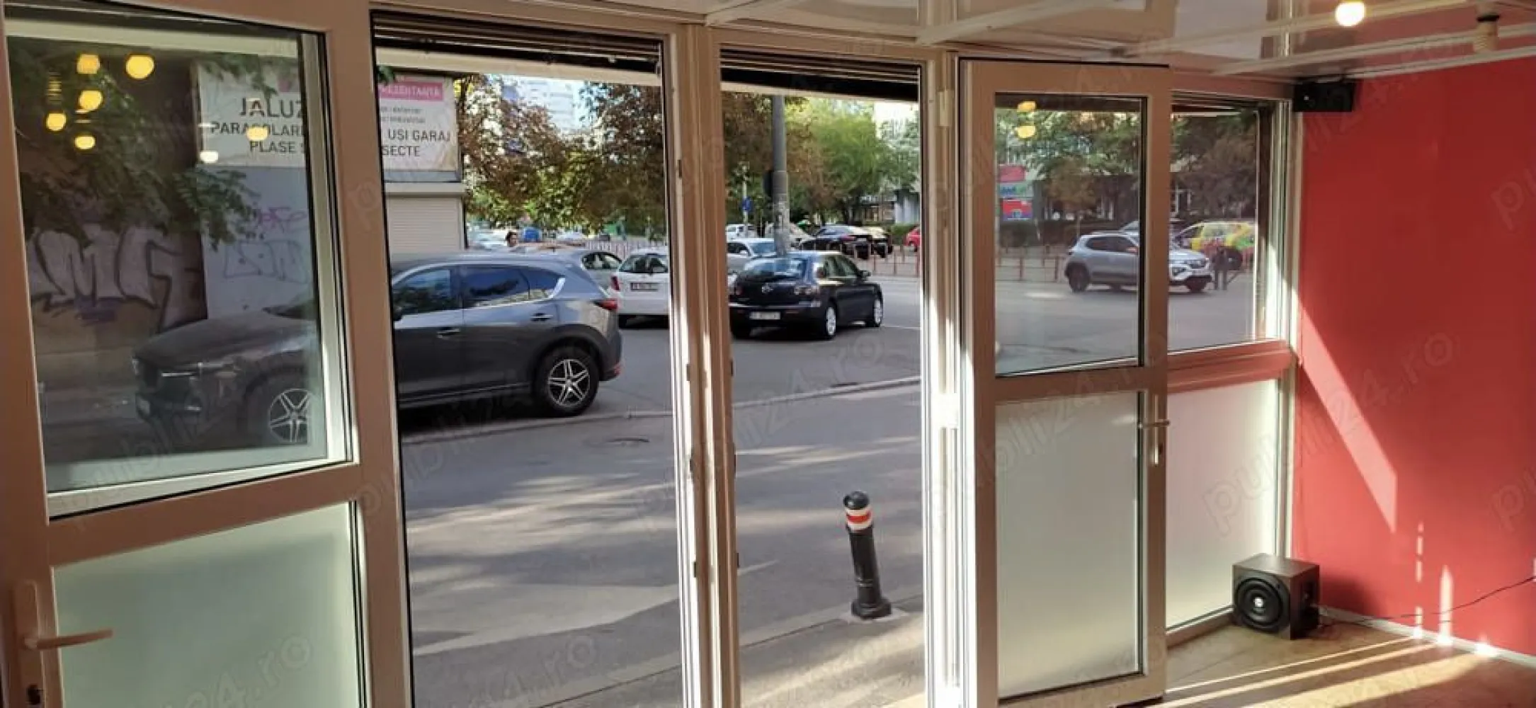 Vand constructie,spatiu,Mihai Bravu ,stradal,24mp,renovat total,12900 e - ...URGENT,,stradal , langa trotuar pietonal , constructie renovata interior exterior, pretabil spatiu comercial , (birou) ,reparatii gsm , biciclete , trotinete , instalatori , electricieni , haine , piese auto, etc , Soseaua Mihai Bravu nr.42 , constructie mobila -propietate,, 24mp,RENOVAT complet ,fatada de termopan 6m , cu 2 usi termopan ,,situat i.ntre bucur obor si ferdinand, .12900e...teren adp,constructia propietate mobila,se plateste impozit la circa financiara de 6000 -13000 ron an ( teren + constructie ),(in functie de ce deschizi,= exista o grila standard, CU TARIFE LA CIRCA FINANCIARA, ) dispune de curent,. ..apa+canal,nu are, ..insa, se poate racorda. .,autorizatia de constructie + constructia . din 1993, are autorizatie de 6 stalpi pe trotuar emisa de primaria capitalei.,si langa 2 parculete,care cred ca se pot lua in concesiune..,detalii doar la TELEFON,este achitat pe tot anul 2024