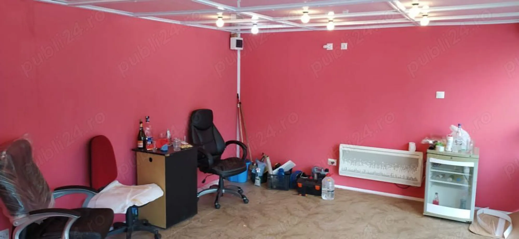 Vand constructie,spatiu,Mihai Bravu ,stradal,24mp,renovat total,12900 e - ...URGENT,,stradal , langa trotuar pietonal , constructie renovata interior exterior, pretabil spatiu comercial , (birou) ,reparatii gsm , biciclete , trotinete , instalatori , electricieni , haine , piese auto, etc , Soseaua Mihai Bravu nr.42 , constructie mobila -propietate,, 24mp,RENOVAT complet ,fatada de termopan 6m , cu 2 usi termopan ,,situat i.ntre bucur obor si ferdinand, .12900e...teren adp,constructia propietate mobila,se plateste impozit la circa financiara de 6000 -13000 ron an ( teren + constructie ),(in functie de ce deschizi,= exista o grila standard, CU TARIFE LA CIRCA FINANCIARA, ) dispune de curent,. ..apa+canal,nu are, ..insa, se poate racorda. .,autorizatia de constructie + constructia . din 1993, are autorizatie de 6 stalpi pe trotuar emisa de primaria capitalei.,si langa 2 parculete,care cred ca se pot lua in concesiune..,detalii doar la TELEFON,este achitat pe tot anul 2024