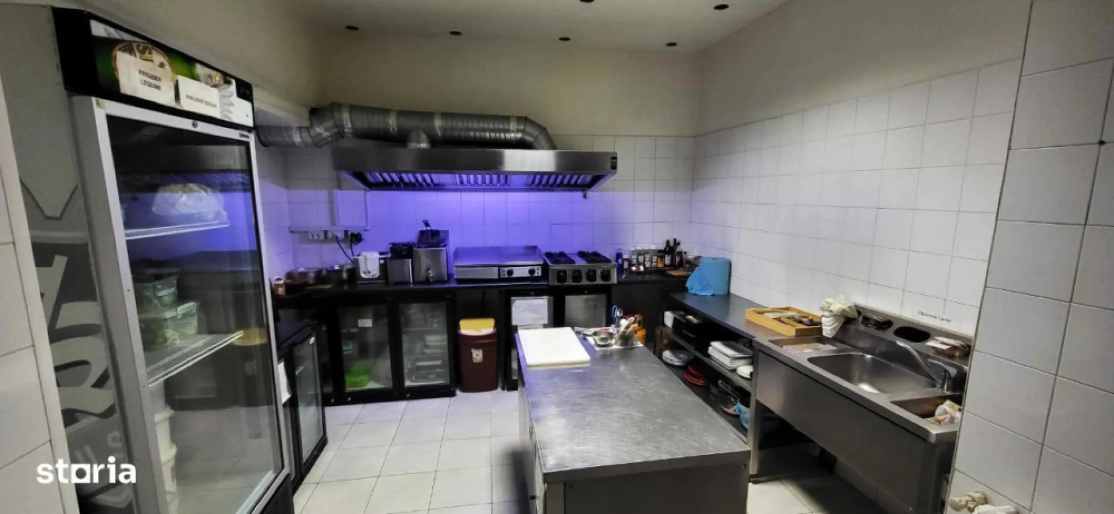 BRASADAS vinde Afacere la cheie Centrul Vechi Pub / Bistro. - Agenția imobiliara BRASADAS vinde afacere la cheie, situata in centrul vechi din Bucuresti, o zona cu un vad mare si cu o clientela deja formata. Firma functioneaza din 2018, locatia este deschisa din 2020 si functioneaza in continuare. (Optional se poate preda fara firma) Afacerea dispune de toate actele valabile necesare : Autorizatie de functionare, DSV, DSP, ISU, PRAM, ETC, iar firma nu are datorii. La preluarea afacerii se ofera toate contactele furnizorilor cu discounturi avantajoase. Spatiul are o suprafata de 158 mp cu bar si sala de mese, 2 bai pentru clienti, hol, bucatarie, spatiu de depozitare, birou, 2 bai pentru personal + cabina de dus. Barul si bucataria dispun de toate echipamentele necesare pentru o functionare corecta. Afacerea se preda cu tot echipamentul si cu toata marfa ramasa. Pretul chiriei este de 3000 euro. (Usor negociabil) Pentru mai multe oferte accesați www.brasadas.com.