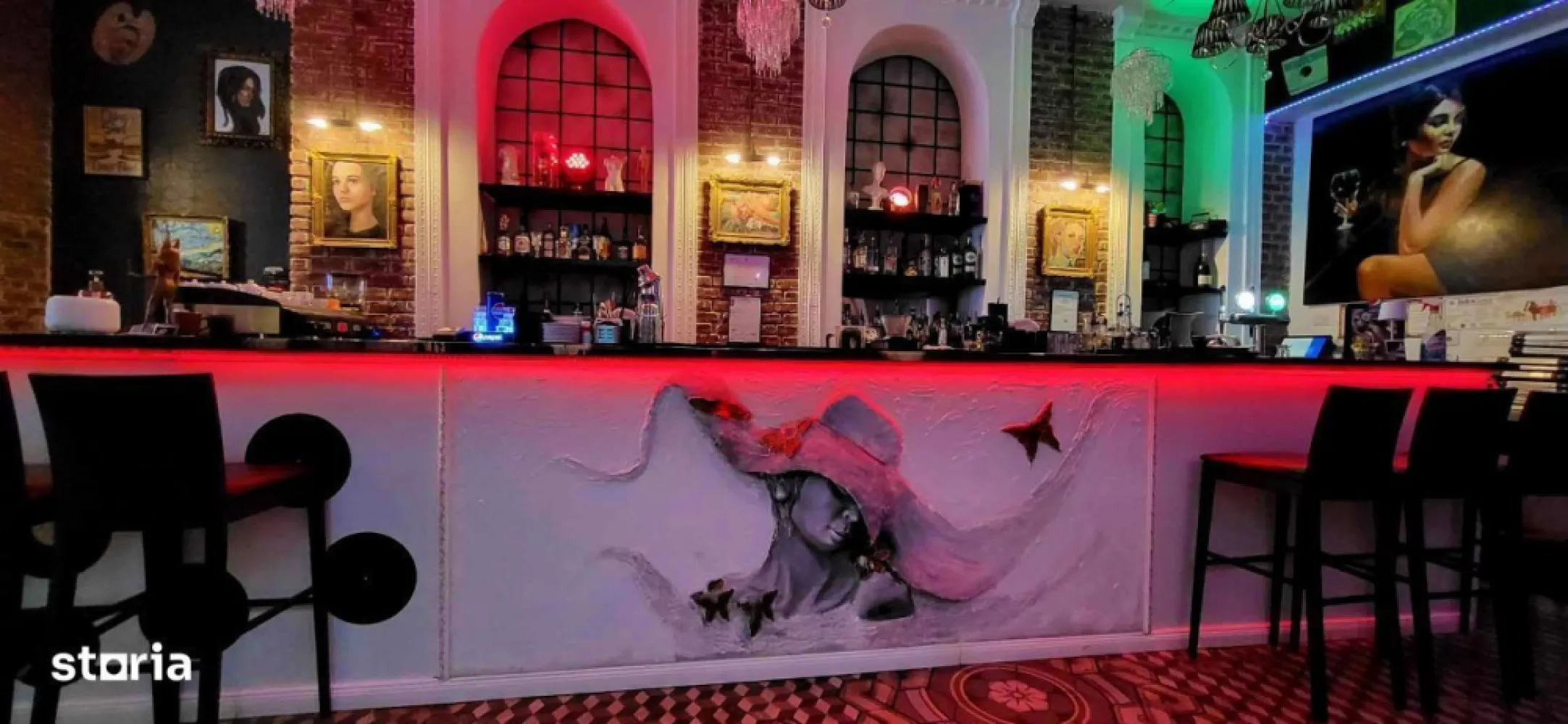 BRASADAS vinde Afacere la cheie Centrul Vechi Pub / Bistro. - Agenția imobiliara BRASADAS vinde afacere la cheie, situata in centrul vechi din Bucuresti, o zona cu un vad mare si cu o clientela deja formata. Firma functioneaza din 2018, locatia este deschisa din 2020 si functioneaza in continuare. (Optional se poate preda fara firma) Afacerea dispune de toate actele valabile necesare : Autorizatie de functionare, DSV, DSP, ISU, PRAM, ETC, iar firma nu are datorii. La preluarea afacerii se ofera toate contactele furnizorilor cu discounturi avantajoase. Spatiul are o suprafata de 158 mp cu bar si sala de mese, 2 bai pentru clienti, hol, bucatarie, spatiu de depozitare, birou, 2 bai pentru personal + cabina de dus. Barul si bucataria dispun de toate echipamentele necesare pentru o functionare corecta. Afacerea se preda cu tot echipamentul si cu toata marfa ramasa. Pretul chiriei este de 3000 euro. (Usor negociabil) Pentru mai multe oferte accesați www.brasadas.com.
