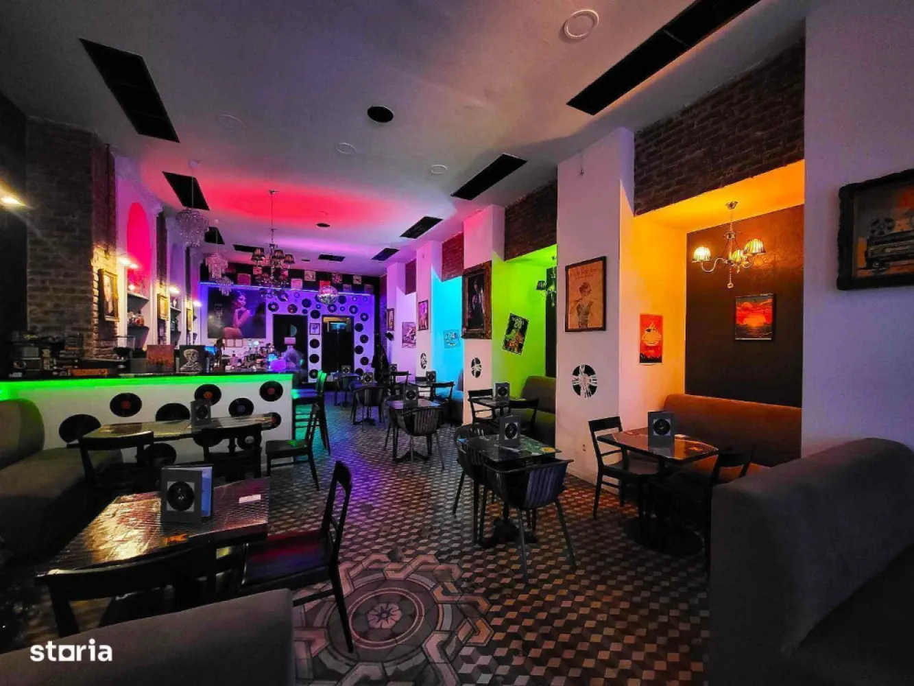 BRASADAS vinde Afacere la cheie Centrul Vechi Pub / Bistro. - Agenția imobiliara BRASADAS vinde afacere la cheie, situata in centrul vechi din Bucuresti, o zona cu un vad mare si cu o clientela deja formata. Firma functioneaza din 2018, locatia este deschisa din 2020 si functioneaza in continuare. (Optional se poate preda fara firma) Afacerea dispune de toate actele valabile necesare : Autorizatie de functionare, DSV, DSP, ISU, PRAM, ETC, iar firma nu are datorii. La preluarea afacerii se ofera toate contactele furnizorilor cu discounturi avantajoase. Spatiul are o suprafata de 158 mp cu bar si sala de mese, 2 bai pentru clienti, hol, bucatarie, spatiu de depozitare, birou, 2 bai pentru personal + cabina de dus. Barul si bucataria dispun de toate echipamentele necesare pentru o functionare corecta. Afacerea se preda cu tot echipamentul si cu toata marfa ramasa. Pretul chiriei este de 3000 euro. (Usor negociabil) Pentru mai multe oferte accesați www.brasadas.com.