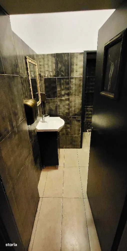 BRASADAS vinde Afacere la cheie Centrul Vechi Pub / Bistro. - Agenția imobiliara BRASADAS vinde afacere la cheie, situata in centrul vechi din Bucuresti, o zona cu un vad mare si cu o clientela deja formata. Firma functioneaza din 2018, locatia este deschisa din 2020 si functioneaza in continuare. (Optional se poate preda fara firma) Afacerea dispune de toate actele valabile necesare : Autorizatie de functionare, DSV, DSP, ISU, PRAM, ETC, iar firma nu are datorii. La preluarea afacerii se ofera toate contactele furnizorilor cu discounturi avantajoase. Spatiul are o suprafata de 158 mp cu bar si sala de mese, 2 bai pentru clienti, hol, bucatarie, spatiu de depozitare, birou, 2 bai pentru personal + cabina de dus. Barul si bucataria dispun de toate echipamentele necesare pentru o functionare corecta. Afacerea se preda cu tot echipamentul si cu toata marfa ramasa. Pretul chiriei este de 3000 euro. (Usor negociabil) Pentru mai multe oferte accesați www.brasadas.com.