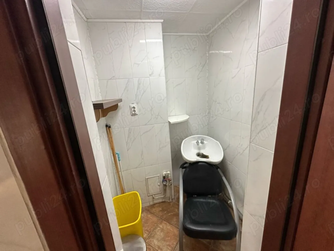 Vânzare spațiu conercial - Spațiu comercial 74 mp, alcătuit din 3 camere , 2 băi , balcon , scara exterioară autorizată , centrală propie. Bloc reabilitat recent , stradal în Sebastian pe șoseaua principală . Pretabil B pentru orice activitate.