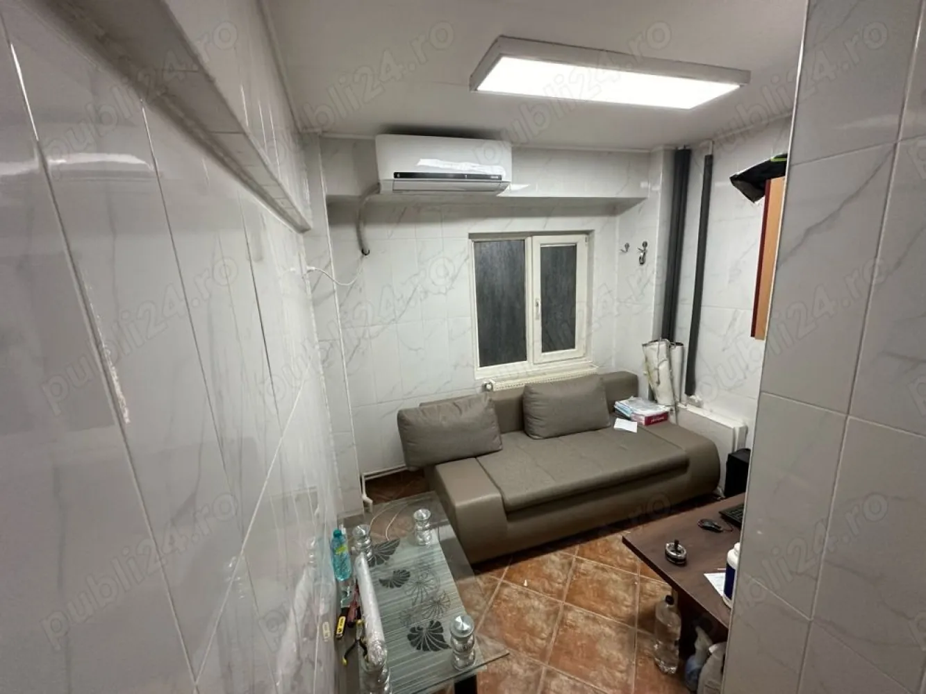 Vânzare spațiu conercial - Spațiu comercial 74 mp, alcătuit din 3 camere , 2 băi , balcon , scara exterioară autorizată , centrală propie. Bloc reabilitat recent , stradal în Sebastian pe șoseaua principală . Pretabil B pentru orice activitate.