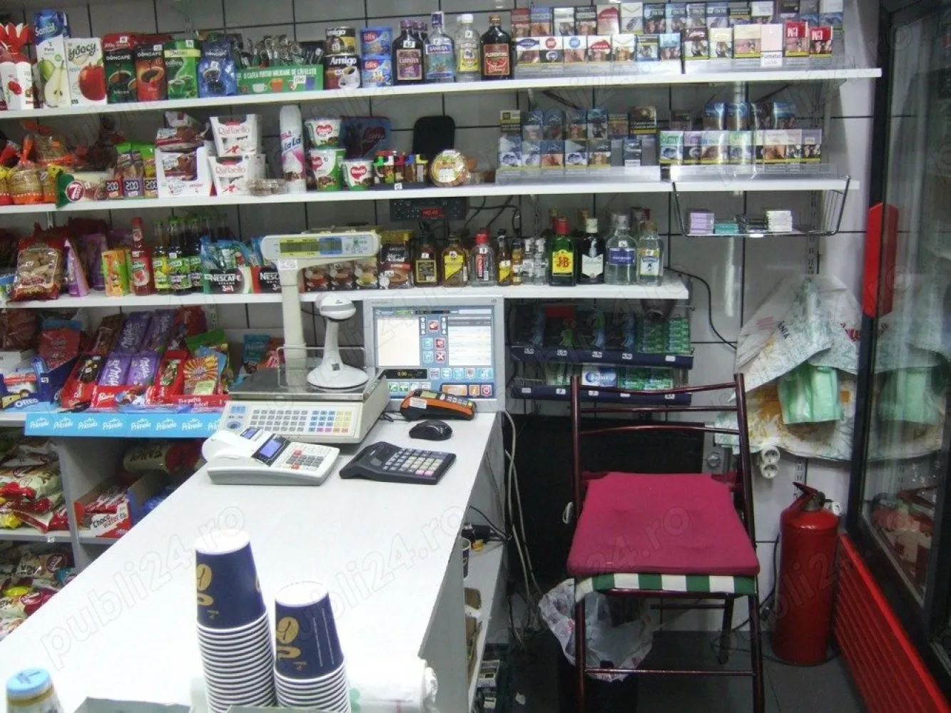 Cedez spatiu si afacere din mers pe bld. Liviu Rebreanu 6 - Minimarket cu societate sau fara. - Cedez afacere intr-un spatiu de 35 m2 situat pe bulevardul Liviu Rebreanu 6. Magazinul funbctioneaza de 16 ani si are toate autorizatiile si utilitatile necesare. Chiria este de 250 euro ( 1250 lei ). Spatiul se poate adapta la orice domeniu de activitate dorit. Cedarea spatiului cu toate investitiile si in functiune este de 10.000 euro.