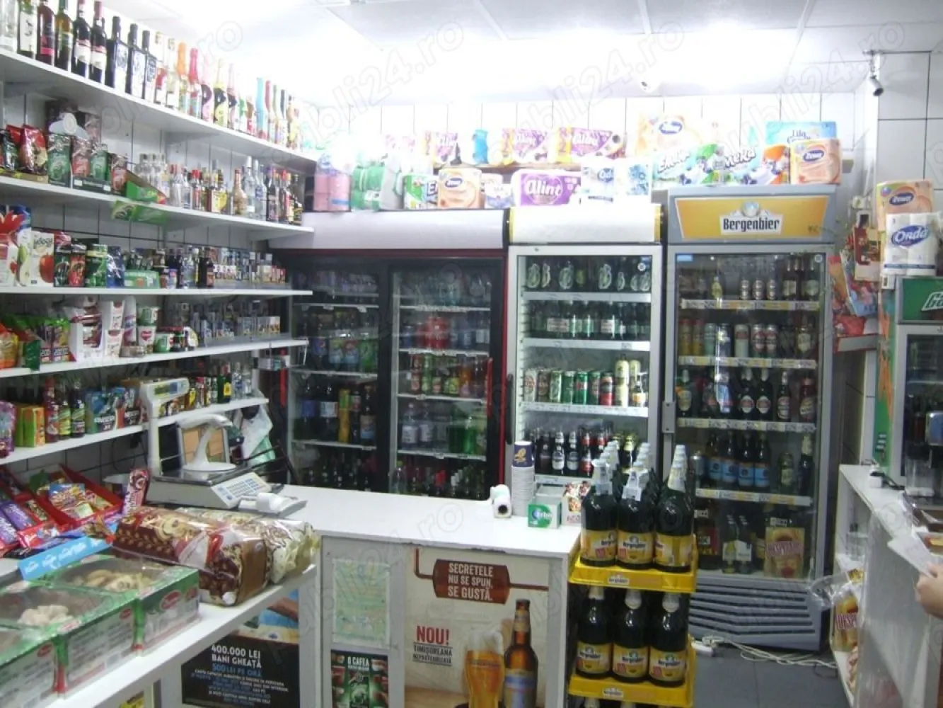 Cedez spatiu si afacere din mers pe bld. Liviu Rebreanu 6 - Minimarket cu societate sau fara. - Cedez afacere intr-un spatiu de 35 m2 situat pe bulevardul Liviu Rebreanu 6. Magazinul funbctioneaza de 16 ani si are toate autorizatiile si utilitatile necesare. Chiria este de 250 euro ( 1250 lei ). Spatiul se poate adapta la orice domeniu de activitate dorit. Cedarea spatiului cu toate investitiile si in functiune este de 10.000 euro.