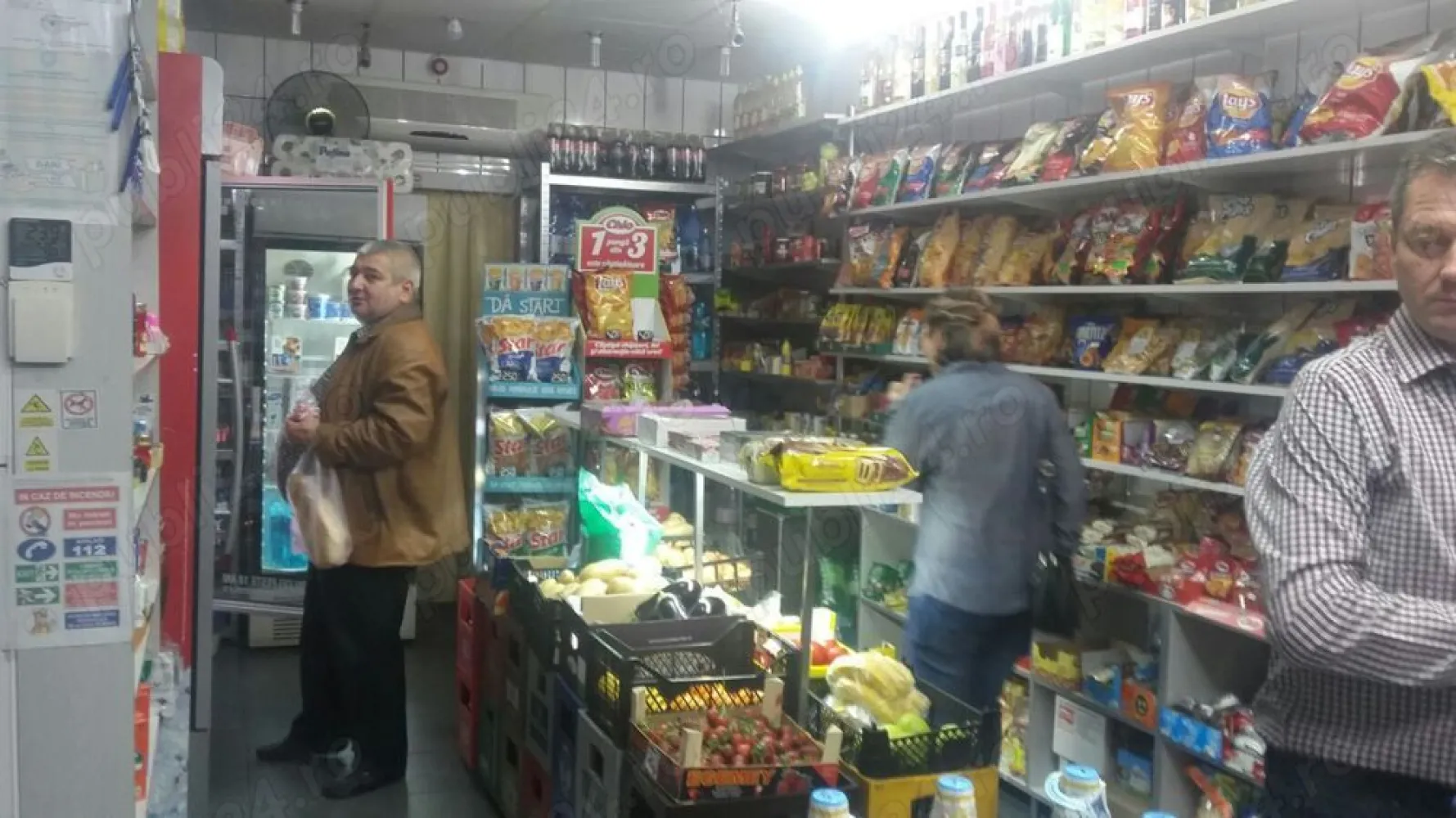 Cedez spatiu si afacere din mers pe bld. Liviu Rebreanu 6 - Minimarket cu societate sau fara. - Cedez afacere intr-un spatiu de 35 m2 situat pe bulevardul Liviu Rebreanu 6. Magazinul funbctioneaza de 16 ani si are toate autorizatiile si utilitatile necesare. Chiria este de 250 euro ( 1250 lei ). Spatiul se poate adapta la orice domeniu de activitate dorit. Cedarea spatiului cu toate investitiile si in functiune este de 10.000 euro.