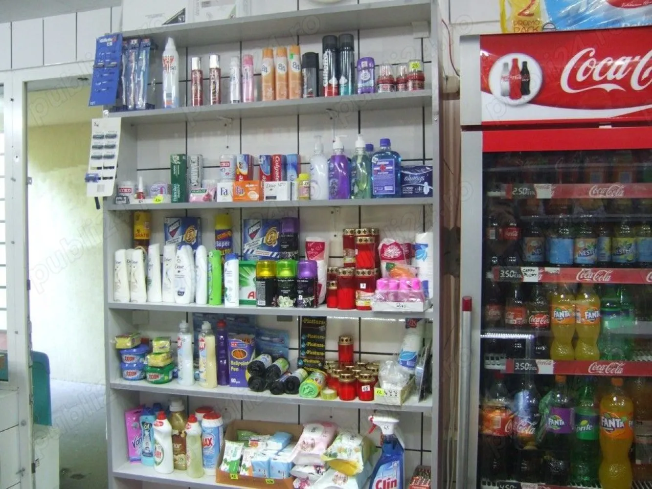 Cedez spatiu si afacere din mers pe bld. Liviu Rebreanu 6 - Minimarket cu societate sau fara. - Cedez afacere intr-un spatiu de 35 m2 situat pe bulevardul Liviu Rebreanu 6. Magazinul funbctioneaza de 16 ani si are toate autorizatiile si utilitatile necesare. Chiria este de 250 euro ( 1250 lei ). Spatiul se poate adapta la orice domeniu de activitate dorit. Cedarea spatiului cu toate investitiile si in functiune este de 10.000 euro.