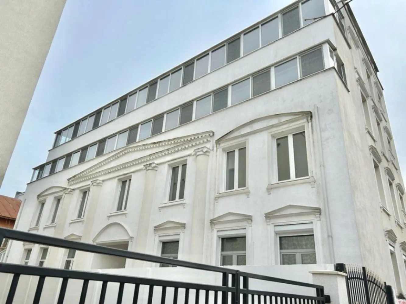 Direct Dezvoltator, Comision 0, 4 camere lux, toate actele - Va prezentam in exclusivitate apartamente de LUX in zona de nord Sisesti . Cel mai bun raport pret-calitate ! Apartament de 4 camere cu finisaje premium situat la etajul 1 din 4 , in blocul boutique CHATEAU BLANC Blocul este nou , finisaje finalizate in 2022 ( P + 4 E , cate 2 apartamente pe fiecare etaj ) . In plus , mai sunt disponibile cateva apartamente : - 3 camere ( etaj 2 )- 161.900 EUR - 2 camere ( etaj 3 )- 141.900 EUR - 2 camere ( etaj 4 )-106.900/100.900 EUR De ce sa alegi Chateau Blanc ? - STRUCTURA EXTREM DE REZISTENTA de tip Radier general , din beton armat superior, clasa C25/30 utilizat pentru constructia podurilor si autostrazilor . Cladirea este prevazuta sa reziste la un grad de seismicitate de 9 GRADE pe scara Richter - Incalzire in pardoseala care reduce costurile cu 30% fata de incalzirea clasica - Imobil de CLASA ENERGETICA A, termosistem, izolat polistiren de 15 cm EPS 80 - Fiecare apartament dispune de contorizare individuala la apa , curent si gaz si centrala proprie Immergas - Videointerfon color Livolo cu sonerii touch la apartamente - CEA MAI BUNA IZOLARE termica si fonica , pereti interiori din caramida Porotherm Apartamentul este scaldat in lumina naturala , cu ferestre mari . Printre dotari se numara : - Pardoseala de la Delta Studio din placi ceramice cu finisaj marmura marime XXL 120/60cm si medalion ceramic unic fiecarui apartament - Parchet din lemn triplu-stratificat special pentru incalzirea in pardoseala - Bai placate integral cu placi ceramice mari , dotate cu obiecte sanitare de top ( dus walk-in cu paravan sticla securizata/ cada, dus mare gen ploaie , baterii exclusiviste , oglinda cu led si dezaburire, wc -uri suspendate cu capac soft-close, chiuvete moderne cu mobilier suspendat ) - Bucatarie semi-open - Tavan inalt cu plinte - Multe prize si intrerupatoare in fiecare camera - Arhitectura UNICA a imobilului in stil BAROC , NEOCLASIC - Usa de la intrare din Meranti alb cu manere din bronz Roccoco , vitralii cu 5 foi din sticla securizata si cristale - Lift IFMA de 6 persoane cu CONFIGURARE FULL PREMIUM - Balustrada de la scara model Chateau din fier forjat aurit cu mana curenta din lemn masiv de Mahon - Chenare accent si tablouri exclusiviste pe casa scarii - Lumini led cu senzor pe casa scarii CHATEAU BLANC se afla la 10 minute de centrul orasului si de aeroport . Statie de metrou- la 5 minute de mers pe jos si RATB - la 1 minut de mers pe jos. In vecinatate se afla Lacul, Hotel Phoenicia , gradinite , scoli , centre comerciale , magazine , banci etc. Alte puncte de interes in zona : - Statia de metrou Straulesti la 5 minute de mers pe jos - Statie de autobuz la 1 minut (liniile 304 si 436) - Mega Image, Kaufland, Lidl, Pepco si alte magazine la 3 minute de mers pe jos - Parcul Mogosoaia si Palatul Brâncovenesc- 3 minute cu masina sau 20 minute mers pe jos - Mall Colosseum, Carrefour si Leroy Merlin- 3 minute de mers cu masina - Mall Baneasa, IKEA, Carrefour- 10 minute de mers cu magina - Aeroport Otopeni- 10 minute de mers cu masina. - Parc Bazilescu- 5 minute de mers cu masina - Locuri de joaca pentru copii - Scoala Gimnaziala nr. 13, Nr 179 si Nr 192 la 5 min , gradinita privata la 2 min de mers pe jos sau multe alte optiuni pe o raza de maxim 10 minute de mers cu masina, gradinita de stat pe Sisesti la 3 min de mers cu masina. Pentru mai multe detalii sau orice fel de intrebare , nu ezitati sa ne contactati telefonic la numarul din anunt Va stam la dispozitie oricand ! Adresa : Bucuresti , Sector 1 , Strada Verbinelor nr. 16
