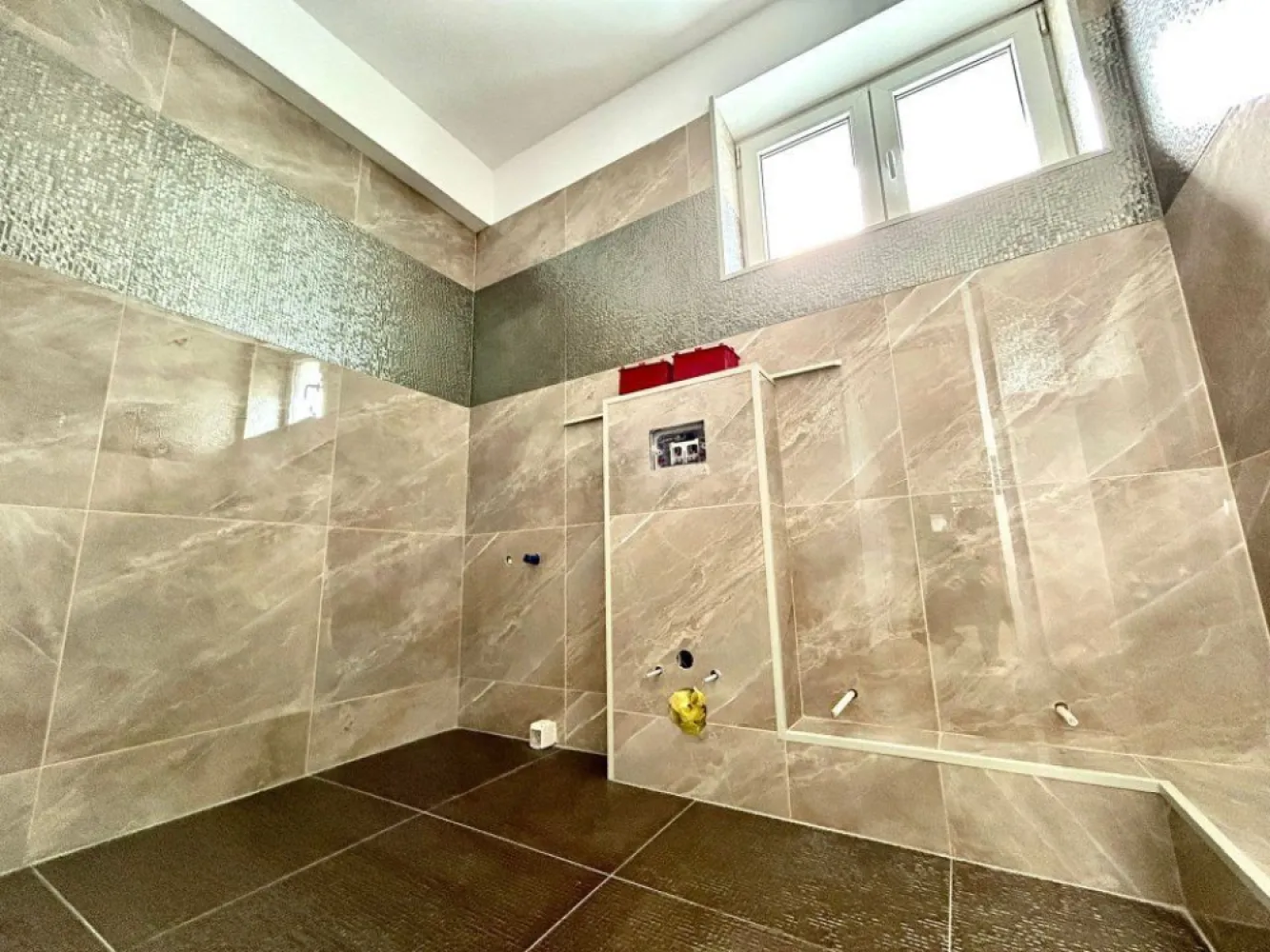 Direct Dezvoltator, Comision 0, 4 camere lux, toate actele - Va prezentam in exclusivitate apartamente de LUX in zona de nord Sisesti . Cel mai bun raport pret-calitate ! Apartament de 4 camere cu finisaje premium situat la etajul 1 din 4 , in blocul boutique CHATEAU BLANC Blocul este nou , finisaje finalizate in 2022 ( P + 4 E , cate 2 apartamente pe fiecare etaj ) . In plus , mai sunt disponibile cateva apartamente : - 3 camere ( etaj 2 )- 161.900 EUR - 2 camere ( etaj 3 )- 141.900 EUR - 2 camere ( etaj 4 )-106.900/100.900 EUR De ce sa alegi Chateau Blanc ? - STRUCTURA EXTREM DE REZISTENTA de tip Radier general , din beton armat superior, clasa C25/30 utilizat pentru constructia podurilor si autostrazilor . Cladirea este prevazuta sa reziste la un grad de seismicitate de 9 GRADE pe scara Richter - Incalzire in pardoseala care reduce costurile cu 30% fata de incalzirea clasica - Imobil de CLASA ENERGETICA A, termosistem, izolat polistiren de 15 cm EPS 80 - Fiecare apartament dispune de contorizare individuala la apa , curent si gaz si centrala proprie Immergas - Videointerfon color Livolo cu sonerii touch la apartamente - CEA MAI BUNA IZOLARE termica si fonica , pereti interiori din caramida Porotherm Apartamentul este scaldat in lumina naturala , cu ferestre mari . Printre dotari se numara : - Pardoseala de la Delta Studio din placi ceramice cu finisaj marmura marime XXL 120/60cm si medalion ceramic unic fiecarui apartament - Parchet din lemn triplu-stratificat special pentru incalzirea in pardoseala - Bai placate integral cu placi ceramice mari , dotate cu obiecte sanitare de top ( dus walk-in cu paravan sticla securizata/ cada, dus mare gen ploaie , baterii exclusiviste , oglinda cu led si dezaburire, wc -uri suspendate cu capac soft-close, chiuvete moderne cu mobilier suspendat ) - Bucatarie semi-open - Tavan inalt cu plinte - Multe prize si intrerupatoare in fiecare camera - Arhitectura UNICA a imobilului in stil BAROC , NEOCLASIC - Usa de la intrare din Meranti alb cu manere din bronz Roccoco , vitralii cu 5 foi din sticla securizata si cristale - Lift IFMA de 6 persoane cu CONFIGURARE FULL PREMIUM - Balustrada de la scara model Chateau din fier forjat aurit cu mana curenta din lemn masiv de Mahon - Chenare accent si tablouri exclusiviste pe casa scarii - Lumini led cu senzor pe casa scarii CHATEAU BLANC se afla la 10 minute de centrul orasului si de aeroport . Statie de metrou- la 5 minute de mers pe jos si RATB - la 1 minut de mers pe jos. In vecinatate se afla Lacul, Hotel Phoenicia , gradinite , scoli , centre comerciale , magazine , banci etc. Alte puncte de interes in zona : - Statia de metrou Straulesti la 5 minute de mers pe jos - Statie de autobuz la 1 minut (liniile 304 si 436) - Mega Image, Kaufland, Lidl, Pepco si alte magazine la 3 minute de mers pe jos - Parcul Mogosoaia si Palatul Brâncovenesc- 3 minute cu masina sau 20 minute mers pe jos - Mall Colosseum, Carrefour si Leroy Merlin- 3 minute de mers cu masina - Mall Baneasa, IKEA, Carrefour- 10 minute de mers cu magina - Aeroport Otopeni- 10 minute de mers cu masina. - Parc Bazilescu- 5 minute de mers cu masina - Locuri de joaca pentru copii - Scoala Gimnaziala nr. 13, Nr 179 si Nr 192 la 5 min , gradinita privata la 2 min de mers pe jos sau multe alte optiuni pe o raza de maxim 10 minute de mers cu masina, gradinita de stat pe Sisesti la 3 min de mers cu masina. Pentru mai multe detalii sau orice fel de intrebare , nu ezitati sa ne contactati telefonic la numarul din anunt Va stam la dispozitie oricand ! Adresa : Bucuresti , Sector 1 , Strada Verbinelor nr. 16