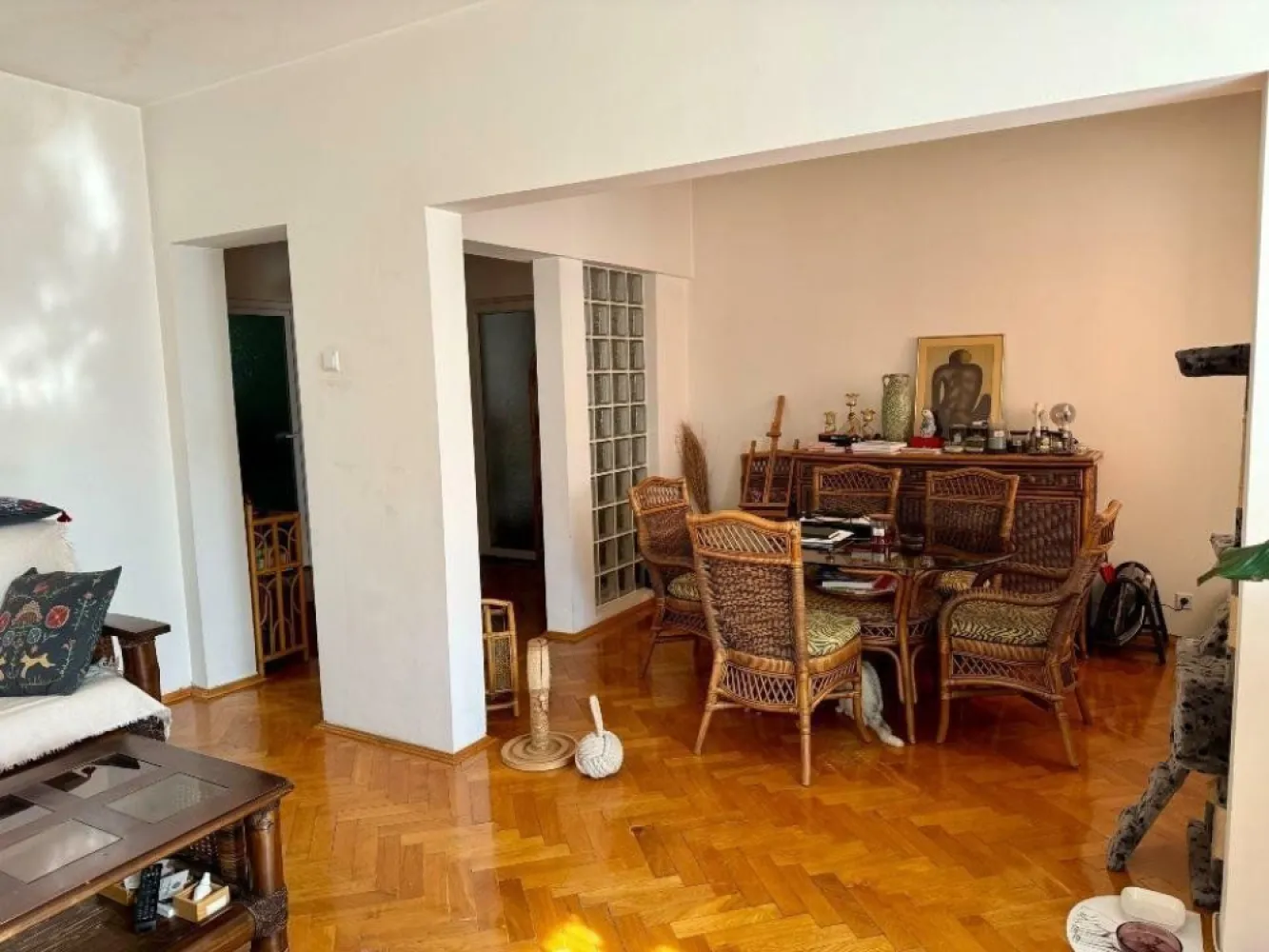 Apartament cu 4 camere in Pajura - Apartament cu 4 Camere în Pajura - Zona Verde şi Liniştită! Descoperiţi confortul şi eleganţa acestui apartament spaţios de 4 camere, situat în Pajura, o zonă verde şi retrasă, perfectă pentru cei care caută un loc liniştit, departe de agitaţia străzii principale. Acest apartament, situat la etajul 3/3 al unui imobil bine întreţinut şi izolat termic, oferă toate facilităţile de care aveţi nevoie pentru un trai confortabil. Detalii Apartament: - Suprafaţă totală: 116mp - 4 Camere: - â 2 dormitoare - â living - â dining - Bucătărie spaţioasă - Băi: 1 baie principală cu aerisire naturala (geam) ; 1 baie de serviciu - Balcoane: 2 balcoane inchise - Loc de parcare inclus - Boxă: pentru depozitare suplimentară - Mobilare: se vinde parţial mobilat - Sistem de încălzire: centrală proprie - Ferestre termopane - apometre instalate Avantaje şi Facilităţi: - Localizare: într-o zonă verde şi liniştită, ideală pentru familii - 5 minute distanţă de Casa Presei - 15 minute distanţa de Băneasa - 20 de minute distanţă de Piaţa Victoriei - Acces rapid: aproape de metrou şi staţii de autobuz - Facilităţi în apropiere: farmacii, Kaufland, Mega Image, şcoli şi grădiniţe, World Class, Gym, etc - Bloc izolat termic Acest apartament vă oferă un spaţiu generos, luminos şi bine compartimentat, într-o comunitate prietenoasă şi bine deservită. Direct proprietar! Pentru mai multe informaţii şi pentru a programa o vizionare, nu ezitaţi să ma contactaţi! Maria -