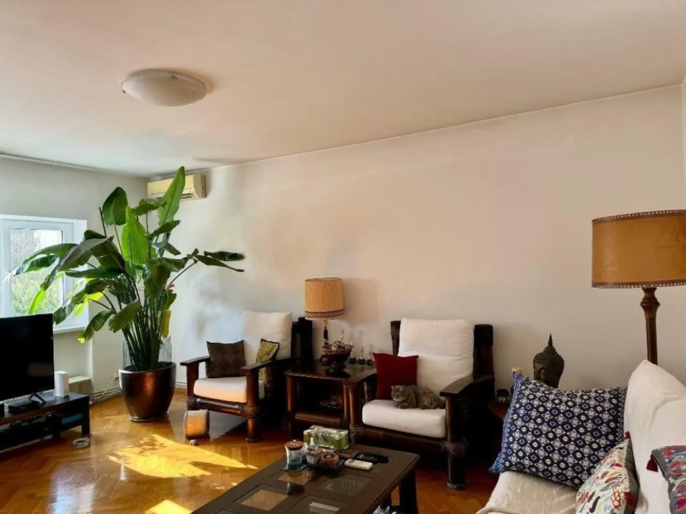 Apartament cu 4 camere in Pajura - Apartament cu 4 Camere în Pajura - Zona Verde şi Liniştită! Descoperiţi confortul şi eleganţa acestui apartament spaţios de 4 camere, situat în Pajura, o zonă verde şi retrasă, perfectă pentru cei care caută un loc liniştit, departe de agitaţia străzii principale. Acest apartament, situat la etajul 3/3 al unui imobil bine întreţinut şi izolat termic, oferă toate facilităţile de care aveţi nevoie pentru un trai confortabil. Detalii Apartament: - Suprafaţă totală: 116mp - 4 Camere: - â 2 dormitoare - â living - â dining - Bucătărie spaţioasă - Băi: 1 baie principală cu aerisire naturala (geam) ; 1 baie de serviciu - Balcoane: 2 balcoane inchise - Loc de parcare inclus - Boxă: pentru depozitare suplimentară - Mobilare: se vinde parţial mobilat - Sistem de încălzire: centrală proprie - Ferestre termopane - apometre instalate Avantaje şi Facilităţi: - Localizare: într-o zonă verde şi liniştită, ideală pentru familii - 5 minute distanţă de Casa Presei - 15 minute distanţa de Băneasa - 20 de minute distanţă de Piaţa Victoriei - Acces rapid: aproape de metrou şi staţii de autobuz - Facilităţi în apropiere: farmacii, Kaufland, Mega Image, şcoli şi grădiniţe, World Class, Gym, etc - Bloc izolat termic Acest apartament vă oferă un spaţiu generos, luminos şi bine compartimentat, într-o comunitate prietenoasă şi bine deservită. Direct proprietar! Pentru mai multe informaţii şi pentru a programa o vizionare, nu ezitaţi să ma contactaţi! Maria -