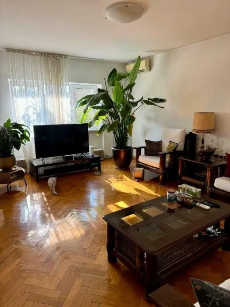 Apartament cu 4 camere in Pajura - Apartament cu 4 Camere în Pajura - Zona Verde şi Liniştită! Descoperiţi confortul şi eleganţa acestui apartament spaţios de 4 camere, situat în Pajura, o zonă verde şi retrasă, perfectă pentru cei care caută un loc liniştit, departe de agitaţia străzii principale. Acest apartament, situat la etajul 3/3 al unui imobil bine întreţinut şi izolat termic, oferă toate facilităţile de care aveţi nevoie pentru un trai confortabil. Detalii Apartament: - Suprafaţă totală: 116mp - 4 Camere: - â 2 dormitoare - â living - â dining - Bucătărie spaţioasă - Băi: 1 baie principală cu aerisire naturala (geam) ; 1 baie de serviciu - Balcoane: 2 balcoane inchise - Loc de parcare inclus - Boxă: pentru depozitare suplimentară - Mobilare: se vinde parţial mobilat - Sistem de încălzire: centrală proprie - Ferestre termopane - apometre instalate Avantaje şi Facilităţi: - Localizare: într-o zonă verde şi liniştită, ideală pentru familii - 5 minute distanţă de Casa Presei - 15 minute distanţa de Băneasa - 20 de minute distanţă de Piaţa Victoriei - Acces rapid: aproape de metrou şi staţii de autobuz - Facilităţi în apropiere: farmacii, Kaufland, Mega Image, şcoli şi grădiniţe, World Class, Gym, etc - Bloc izolat termic Acest apartament vă oferă un spaţiu generos, luminos şi bine compartimentat, într-o comunitate prietenoasă şi bine deservită. Direct proprietar! Pentru mai multe informaţii şi pentru a programa o vizionare, nu ezitaţi să ma contactaţi! Maria -
