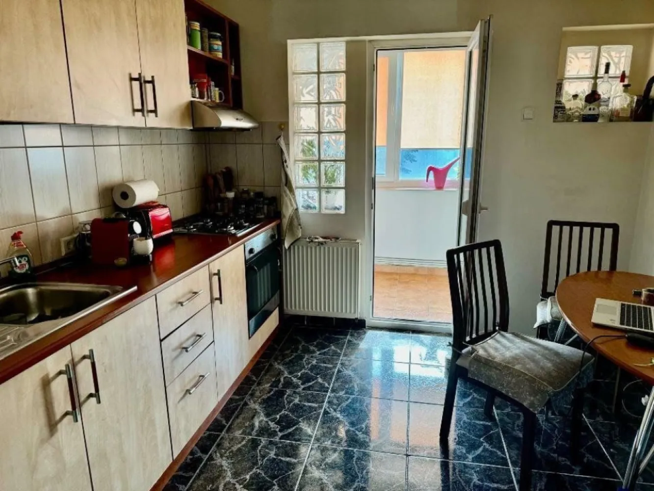 Apartament cu 4 camere in Pajura - Apartament cu 4 Camere în Pajura - Zona Verde şi Liniştită! Descoperiţi confortul şi eleganţa acestui apartament spaţios de 4 camere, situat în Pajura, o zonă verde şi retrasă, perfectă pentru cei care caută un loc liniştit, departe de agitaţia străzii principale. Acest apartament, situat la etajul 3/3 al unui imobil bine întreţinut şi izolat termic, oferă toate facilităţile de care aveţi nevoie pentru un trai confortabil. Detalii Apartament: - Suprafaţă totală: 116mp - 4 Camere: - â 2 dormitoare - â living - â dining - Bucătărie spaţioasă - Băi: 1 baie principală cu aerisire naturala (geam) ; 1 baie de serviciu - Balcoane: 2 balcoane inchise - Loc de parcare inclus - Boxă: pentru depozitare suplimentară - Mobilare: se vinde parţial mobilat - Sistem de încălzire: centrală proprie - Ferestre termopane - apometre instalate Avantaje şi Facilităţi: - Localizare: într-o zonă verde şi liniştită, ideală pentru familii - 5 minute distanţă de Casa Presei - 15 minute distanţa de Băneasa - 20 de minute distanţă de Piaţa Victoriei - Acces rapid: aproape de metrou şi staţii de autobuz - Facilităţi în apropiere: farmacii, Kaufland, Mega Image, şcoli şi grădiniţe, World Class, Gym, etc - Bloc izolat termic Acest apartament vă oferă un spaţiu generos, luminos şi bine compartimentat, într-o comunitate prietenoasă şi bine deservită. Direct proprietar! Pentru mai multe informaţii şi pentru a programa o vizionare, nu ezitaţi să ma contactaţi! Maria -
