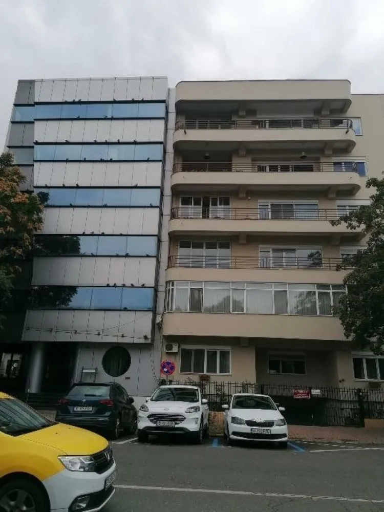 Apartament 4 camere Clucerului - Strada Clucerului, între Arcul de Triumf şi Piaţa 1 Mai, incintă comuna cu Centrul de Afaceri al Statelor Unite ale Americii. Apartament cu 4 camere în suprafaţă de 128,1 mp (arie construita),decomandat,parter înalt din 5 etaje,bloc de cărămidă cu structura din beton, izolat termic, construit in anul 1997,compus din: Living, sufragerie mare,2 dormitoare,2 bai, bucătărie mare cu terasa şi cămară. Proprietatea mai cuprinde: un loc de parcare la subsol (13 mp) si o boxa de 2 mp. Locuinţa se vinde mobilata parţial cu centrala comuna de bloc pe gaz plus 4 aparate de aer condiţionat! Geamurile sunt din tâmplărie PVC cu geam termopan şi rulouri exterioare,gresie, faianţă,parchet lemn masiv,uşa metalică,uşi interioare din lemn masiv, cablu tv şi internet. Vecinătăţi: Piaţa 1 Mai la cca 3 min de mers pe jos,Parcul Herăstrău la cca 5 min, statie metrou Piaţa Victoriei la cca 10 minute,ambasada Braziliei, ambasada Tunisiei, restaurant Cocosatu' ,spitalul "Agripa Ionescu " Acte la zi! ( Cadastru şi Intabulare) COMISION 0!!! ( direct de la proprietar) Preţ 380000 euro,discutabil!