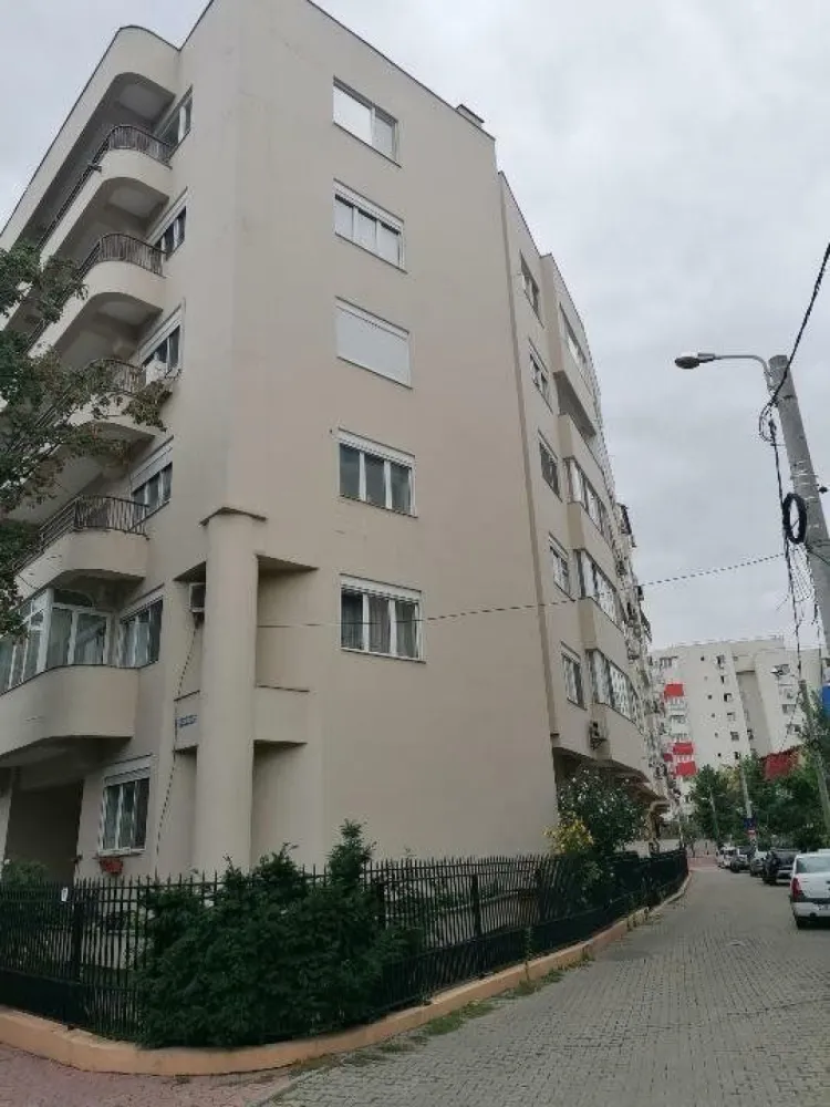 Apartament 4 camere Clucerului - Strada Clucerului, între Arcul de Triumf şi Piaţa 1 Mai, incintă comuna cu Centrul de Afaceri al Statelor Unite ale Americii. Apartament cu 4 camere în suprafaţă de 128,1 mp (arie construita),decomandat,parter înalt din 5 etaje,bloc de cărămidă cu structura din beton, izolat termic, construit in anul 1997,compus din: Living, sufragerie mare,2 dormitoare,2 bai, bucătărie mare cu terasa şi cămară. Proprietatea mai cuprinde: un loc de parcare la subsol (13 mp) si o boxa de 2 mp. Locuinţa se vinde mobilata parţial cu centrala comuna de bloc pe gaz plus 4 aparate de aer condiţionat! Geamurile sunt din tâmplărie PVC cu geam termopan şi rulouri exterioare,gresie, faianţă,parchet lemn masiv,uşa metalică,uşi interioare din lemn masiv, cablu tv şi internet. Vecinătăţi: Piaţa 1 Mai la cca 3 min de mers pe jos,Parcul Herăstrău la cca 5 min, statie metrou Piaţa Victoriei la cca 10 minute,ambasada Braziliei, ambasada Tunisiei, restaurant Cocosatu' ,spitalul "Agripa Ionescu " Acte la zi! ( Cadastru şi Intabulare) COMISION 0!!! ( direct de la proprietar) Preţ 380000 euro,discutabil!